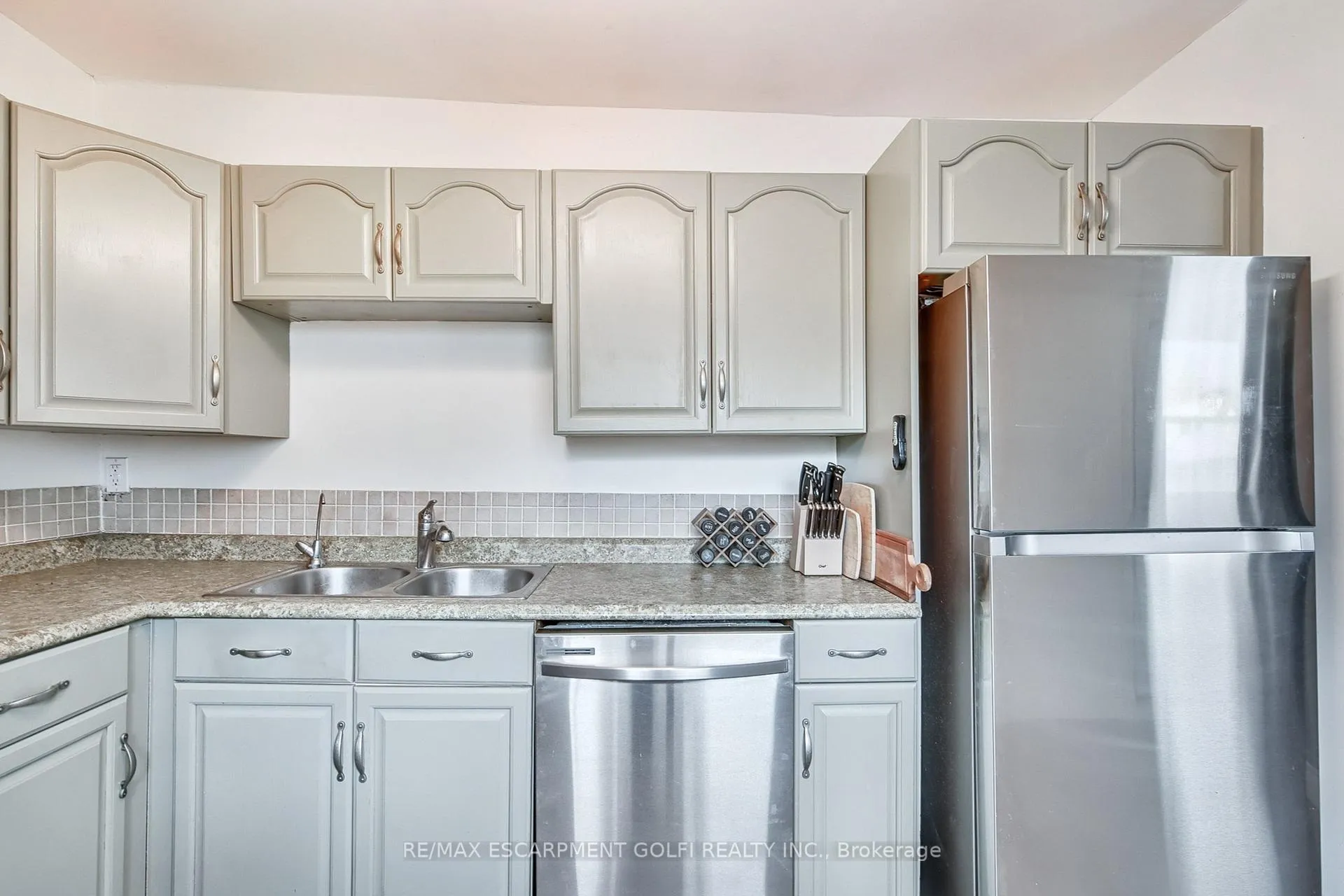 Photo 14 of Unit 2, 23 Watsons Lane, Hamilton, Cootes Paradise — HOMEH