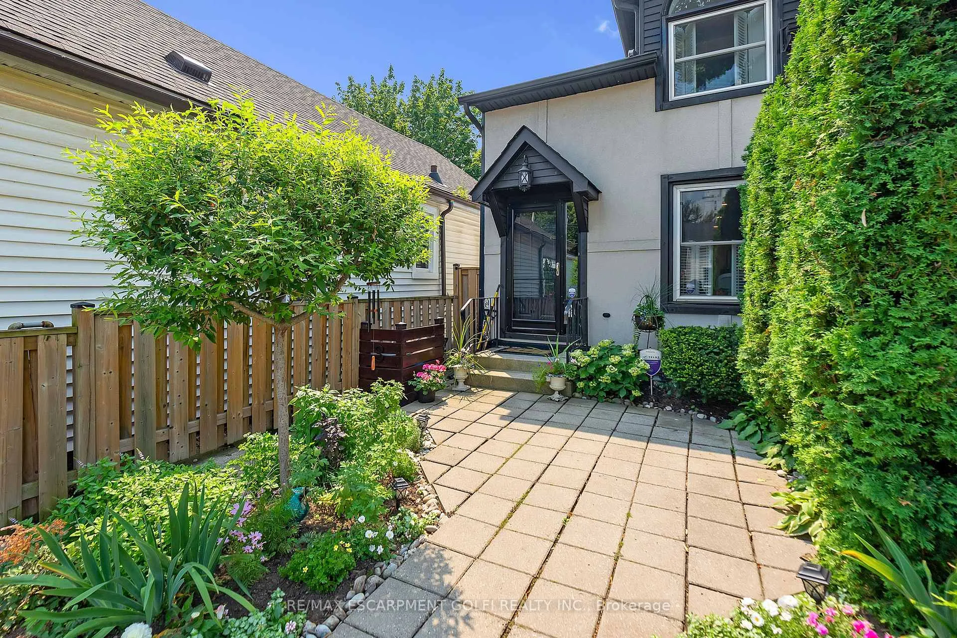 Photo 2 of Unit 3, 23 Macaulay Street W, Hamilton, North End — HOMEH