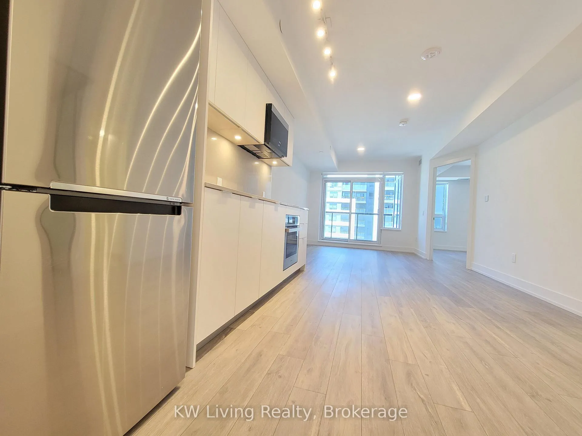 Photo 3 of Unit 803, 8 Cedarland Drive, Markham, Unionville — HOMEH