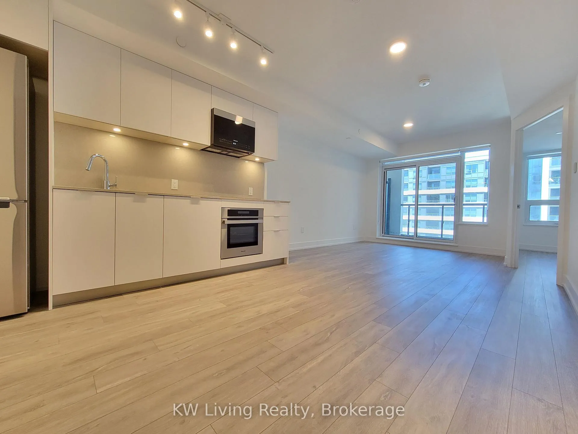 Photo 6 of Unit 803, 8 Cedarland Drive, Markham, Unionville — HOMEH