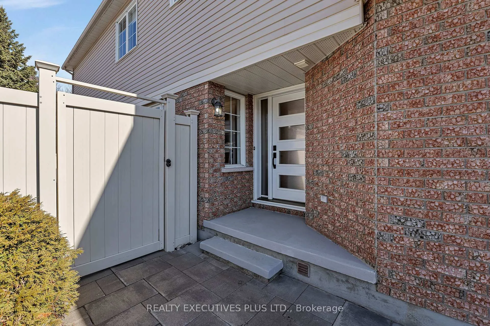 Photo 4 of 1611 Marley Crescent, Ottawa, Carson Grove — HOMEH