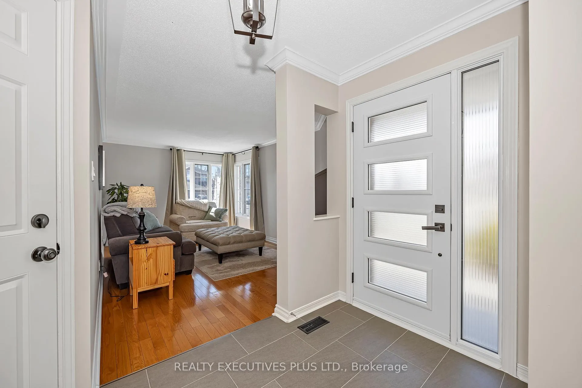 Photo 5 of 1611 Marley Crescent, Ottawa, Carson Grove — HOMEH