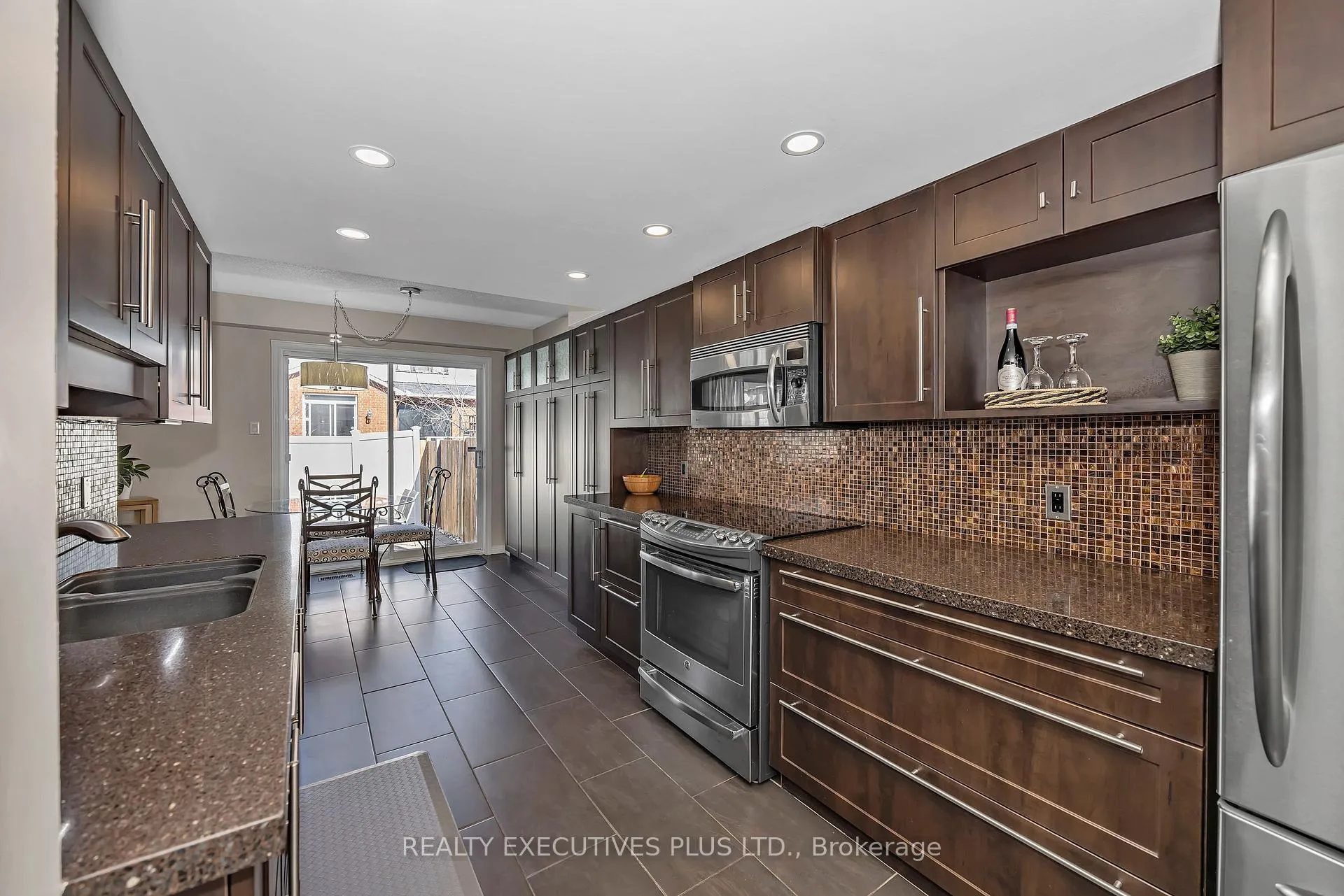 Photo 12 of 1611 Marley Crescent, Ottawa, Carson Grove — HOMEH