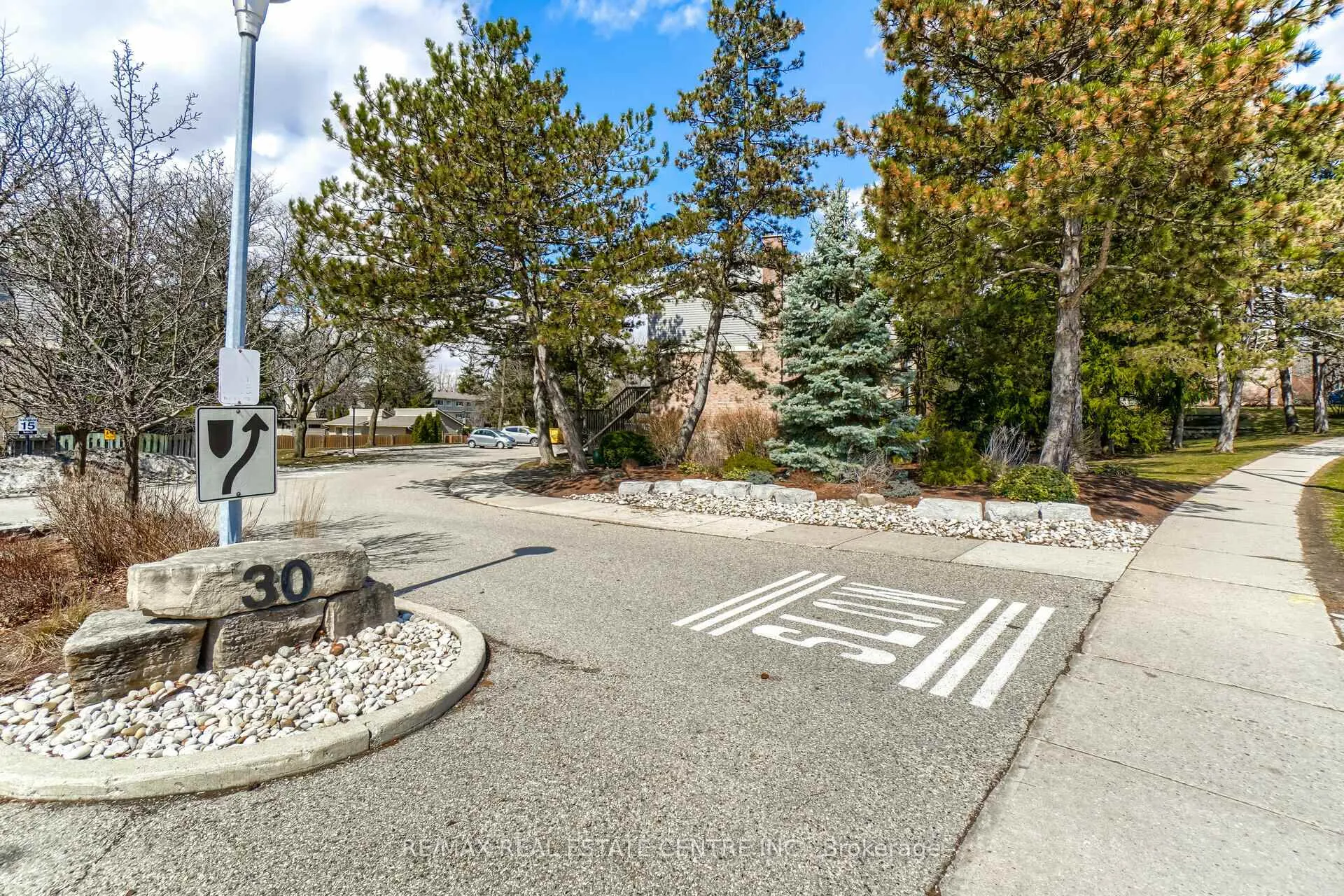 Photo 2 of 30 Green Valley Drive, Kitchener, Pioneer Park — HOMEH
