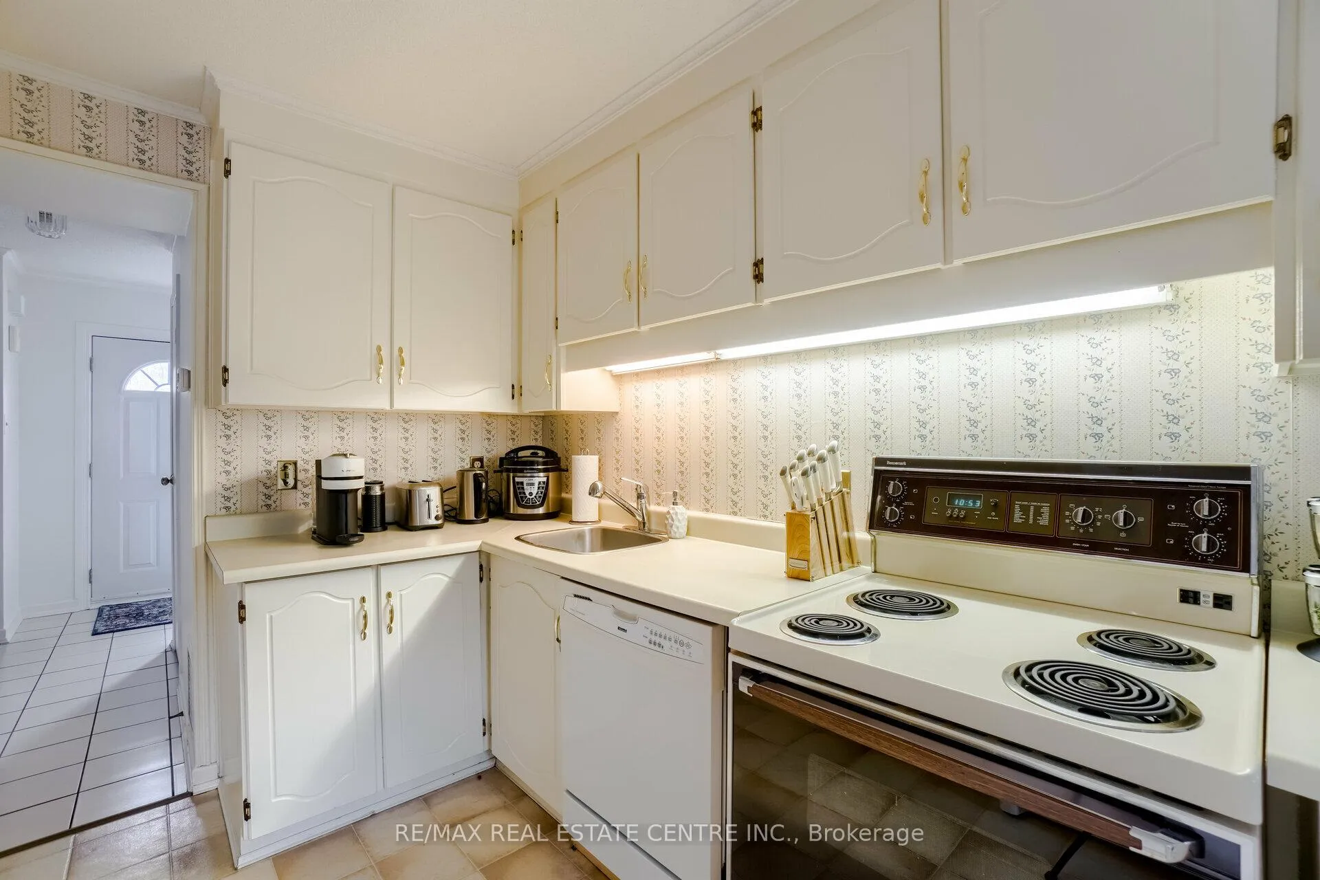 Photo 20 of 30 Green Valley Drive, Kitchener, Pioneer Park — HOMEH