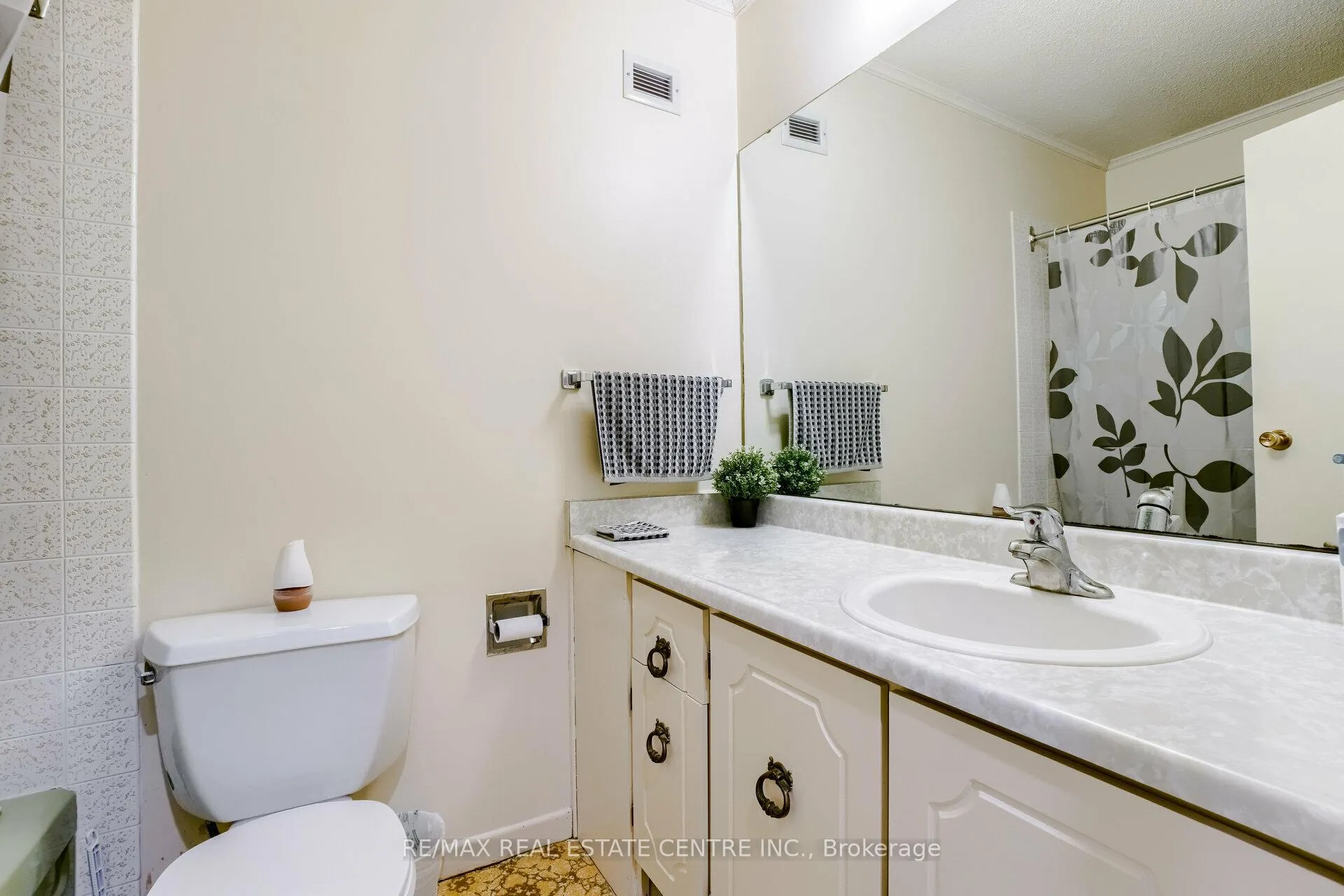 Photo 31 of 30 Green Valley Drive, Kitchener, Pioneer Park — HOMEH