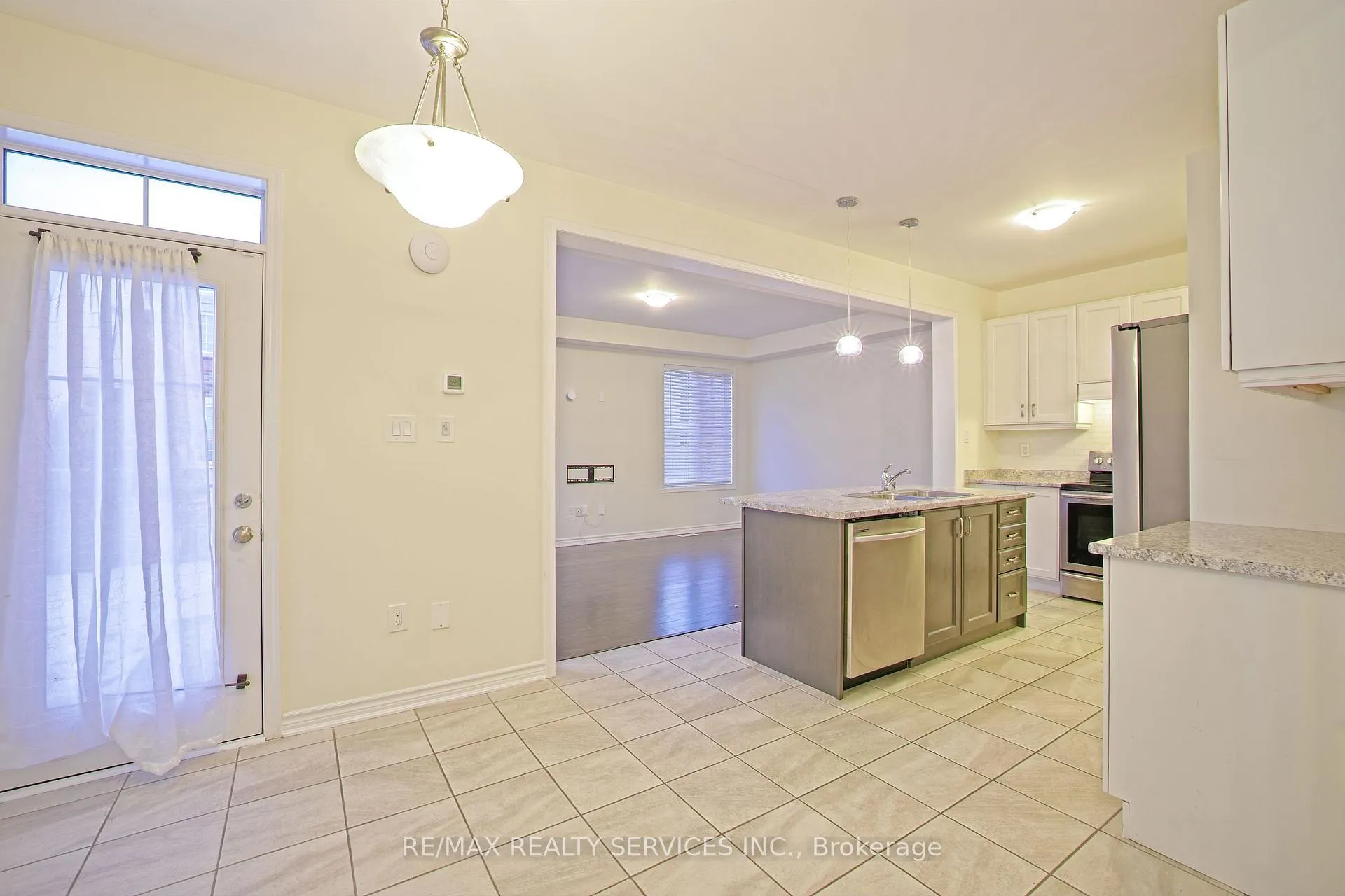 Photo 10 of 2 Redfern Street, Brampton, Northwest Brampton — HOMEH