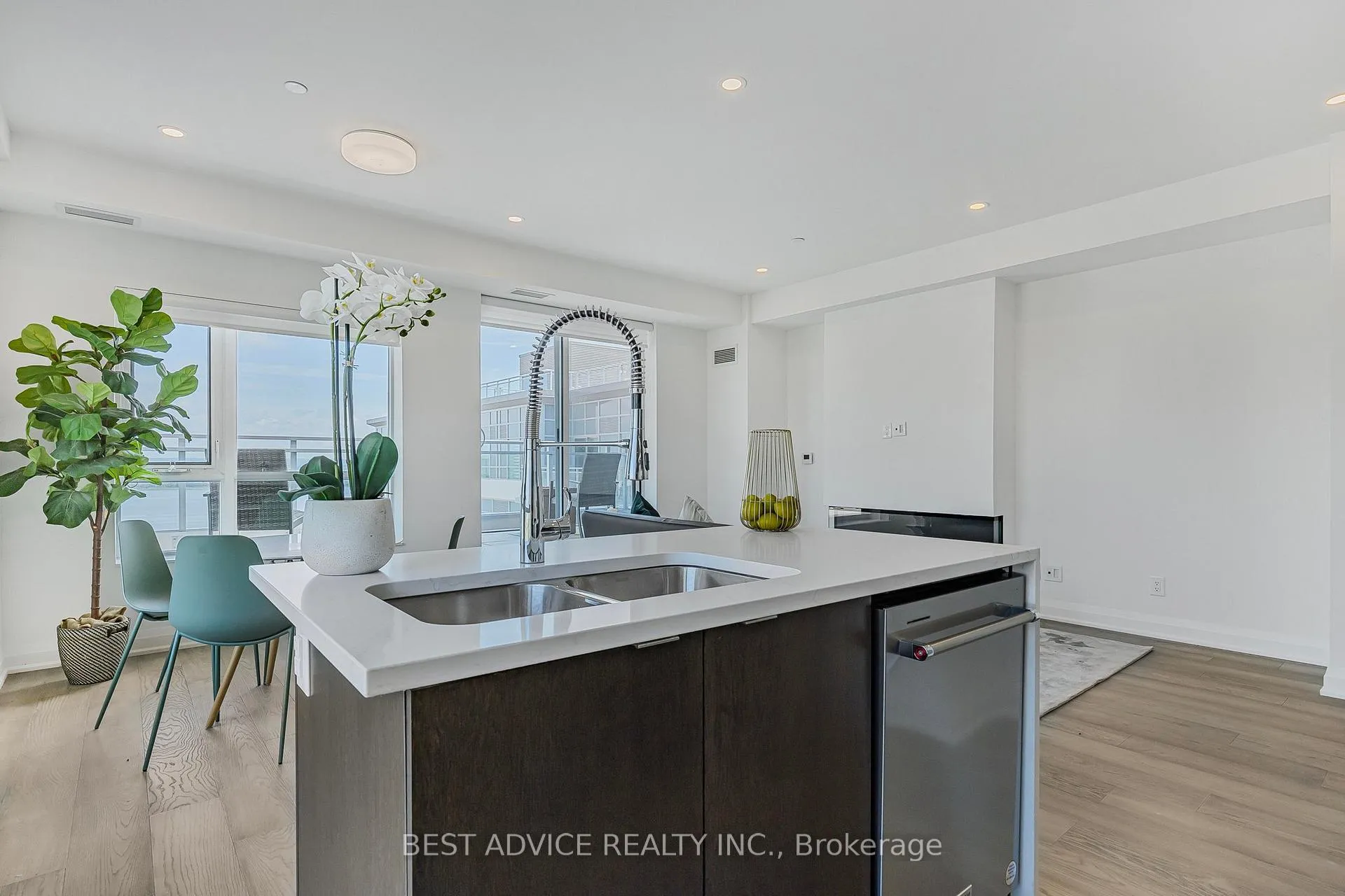 Photo 12 of Unit 1115, 58 Lakeside Terrace, Barrie, Little Lake — HOMEH