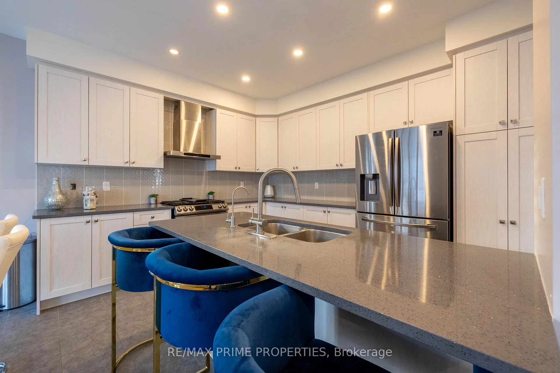 Photo 16 of 8 Louis Way, Scugog, Port Perry — HOMEH