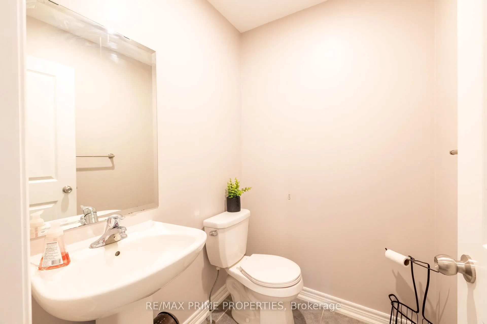 Photo 18 of 8 Louis Way, Scugog, Port Perry — HOMEH