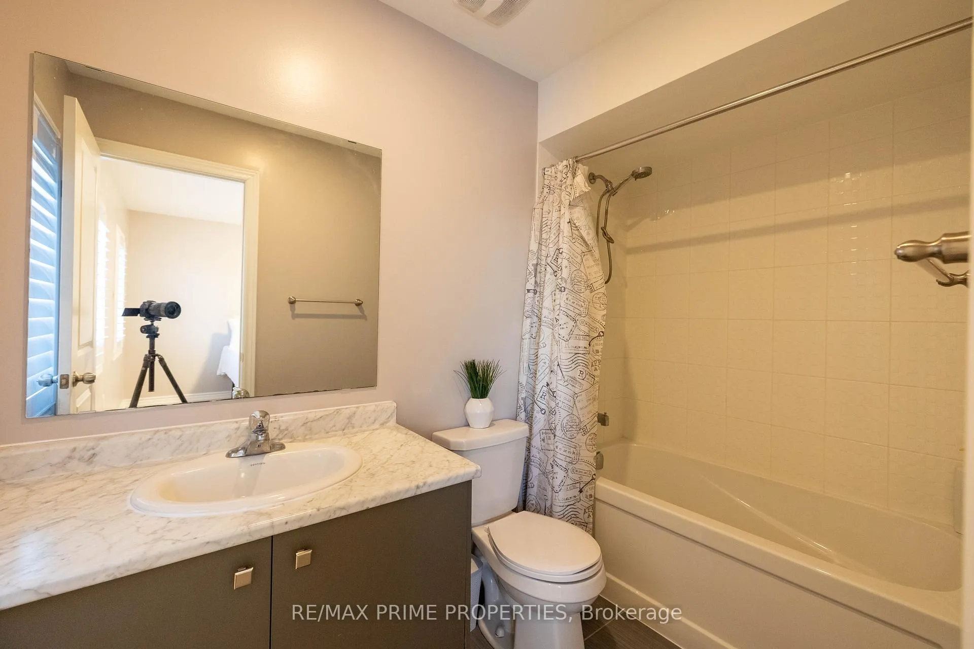 Photo 32 of 8 Louis Way, Scugog, Port Perry — HOMEH