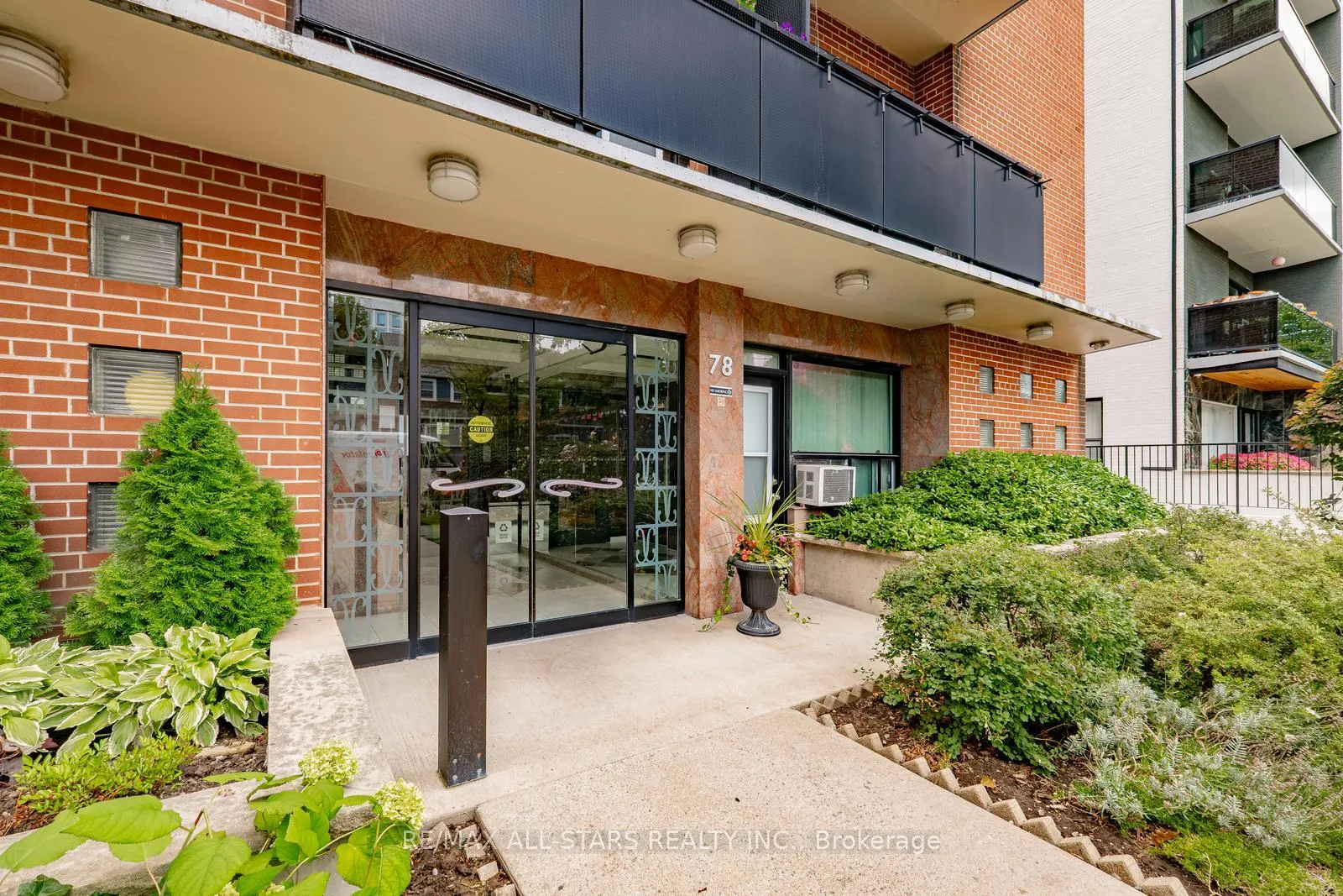 Photo 5 of Unit 501, 78 Warren Road, Toronto, Casa Loma — HOMEH