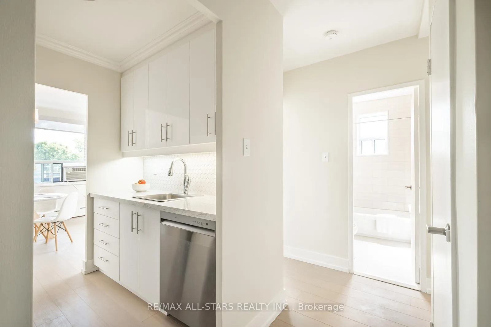 Photo 7 of Unit 501, 78 Warren Road, Toronto, Casa Loma — HOMEH