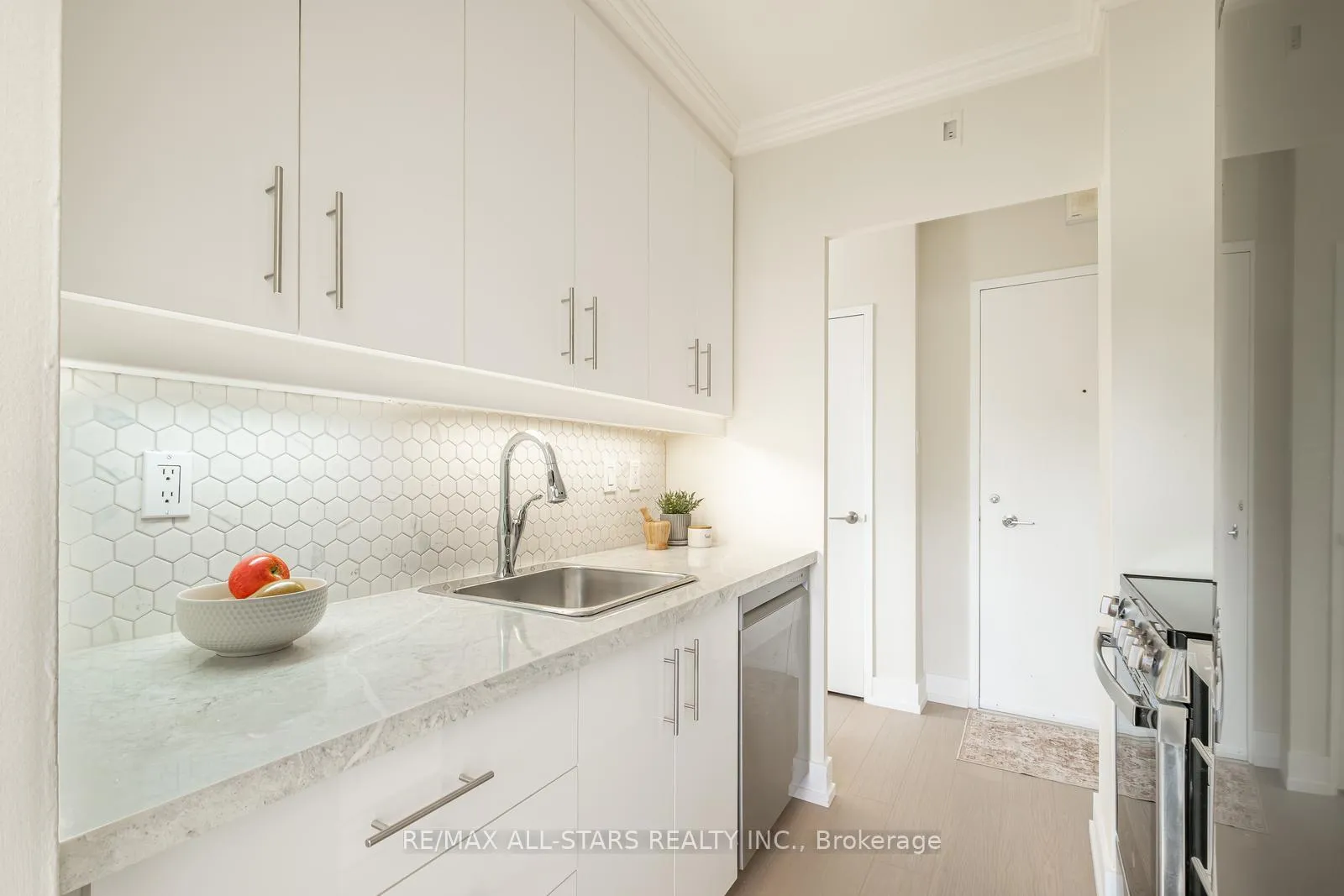 Photo 9 of Unit 501, 78 Warren Road, Toronto, Casa Loma — HOMEH