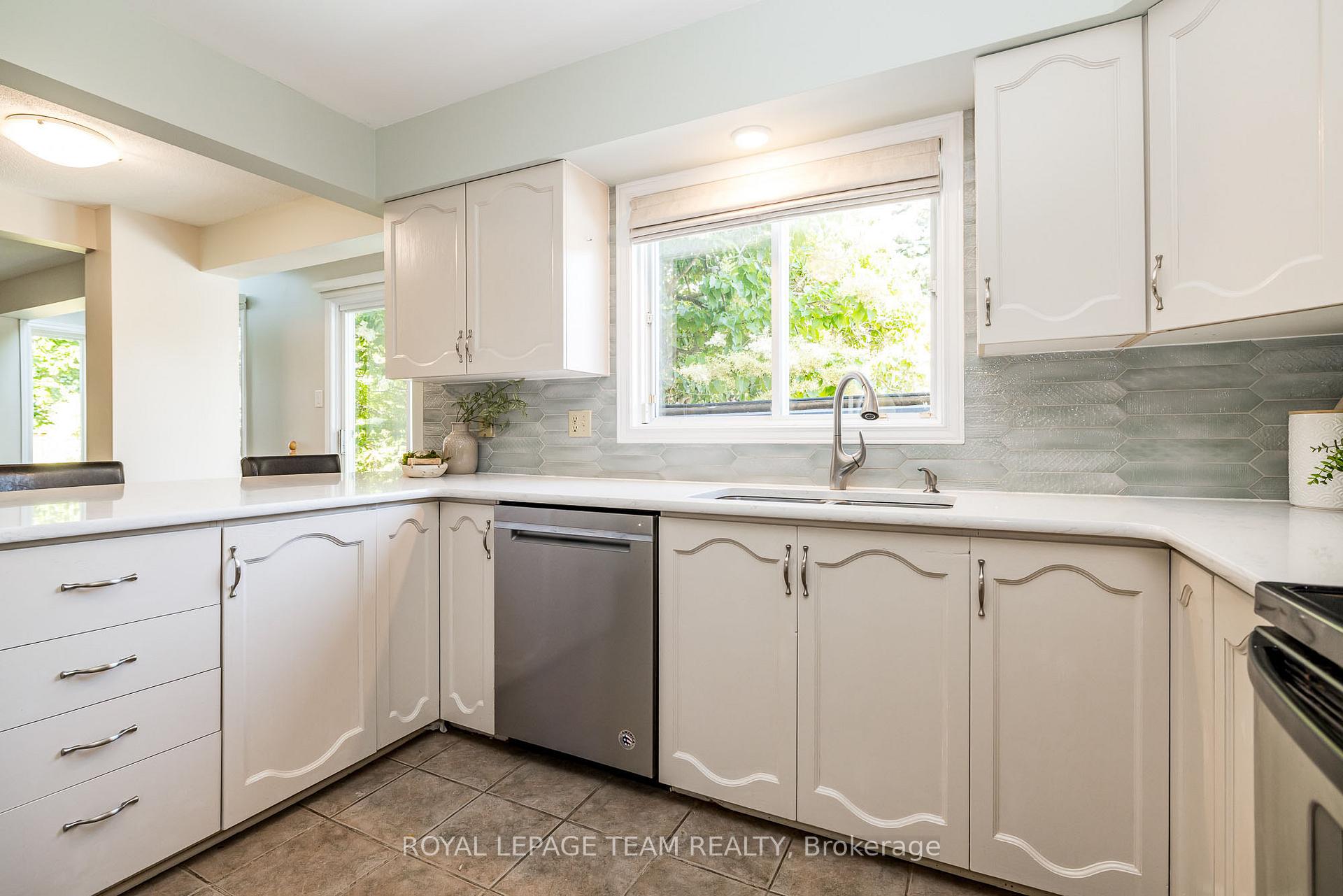 Photo 14 of 30 Halley Street, Ottawa, Barrhaven - Heritage Park — HOMEH