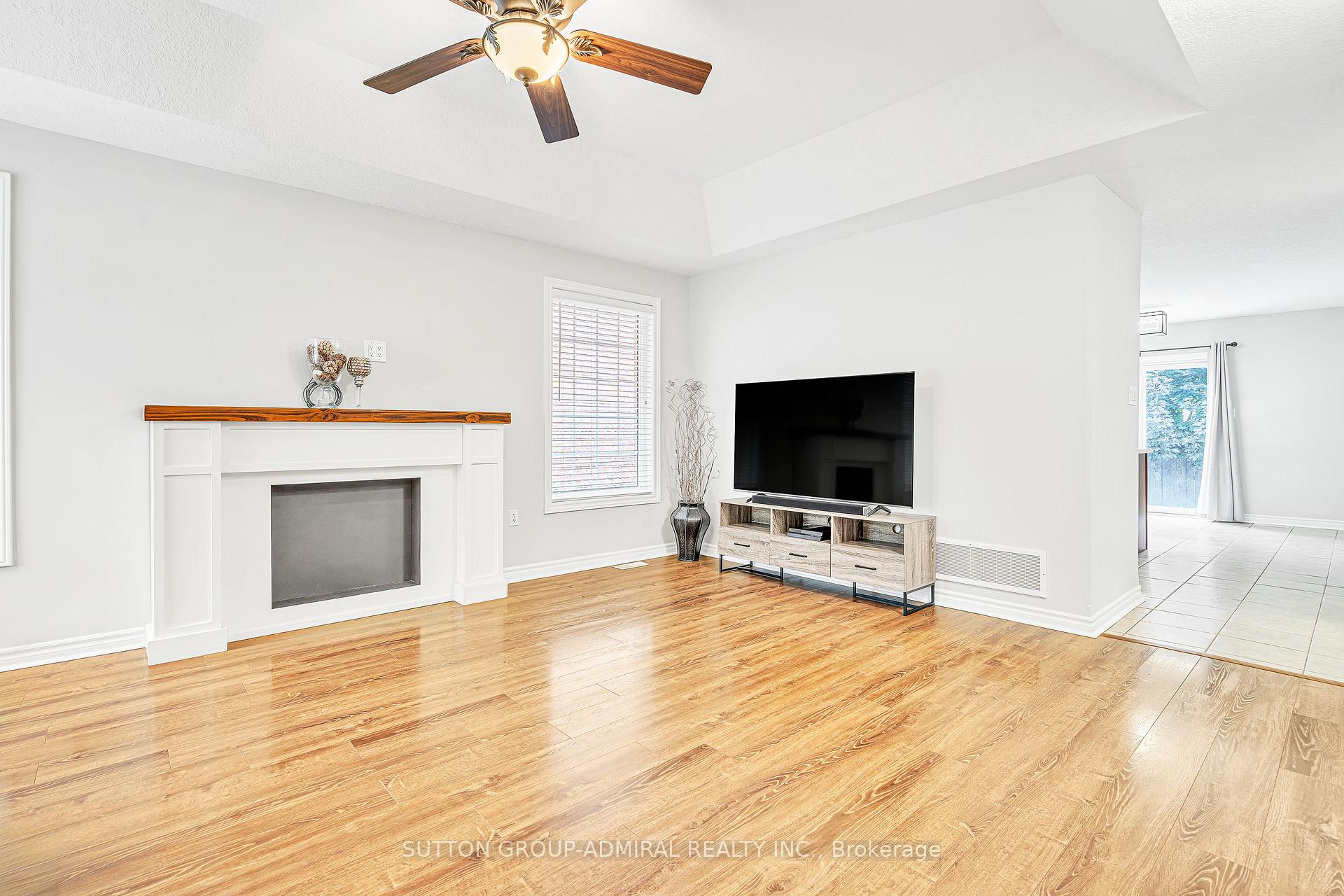 Photo 8 of 16 Empire Drive, Barrie, Innis-Shore — HOMEH