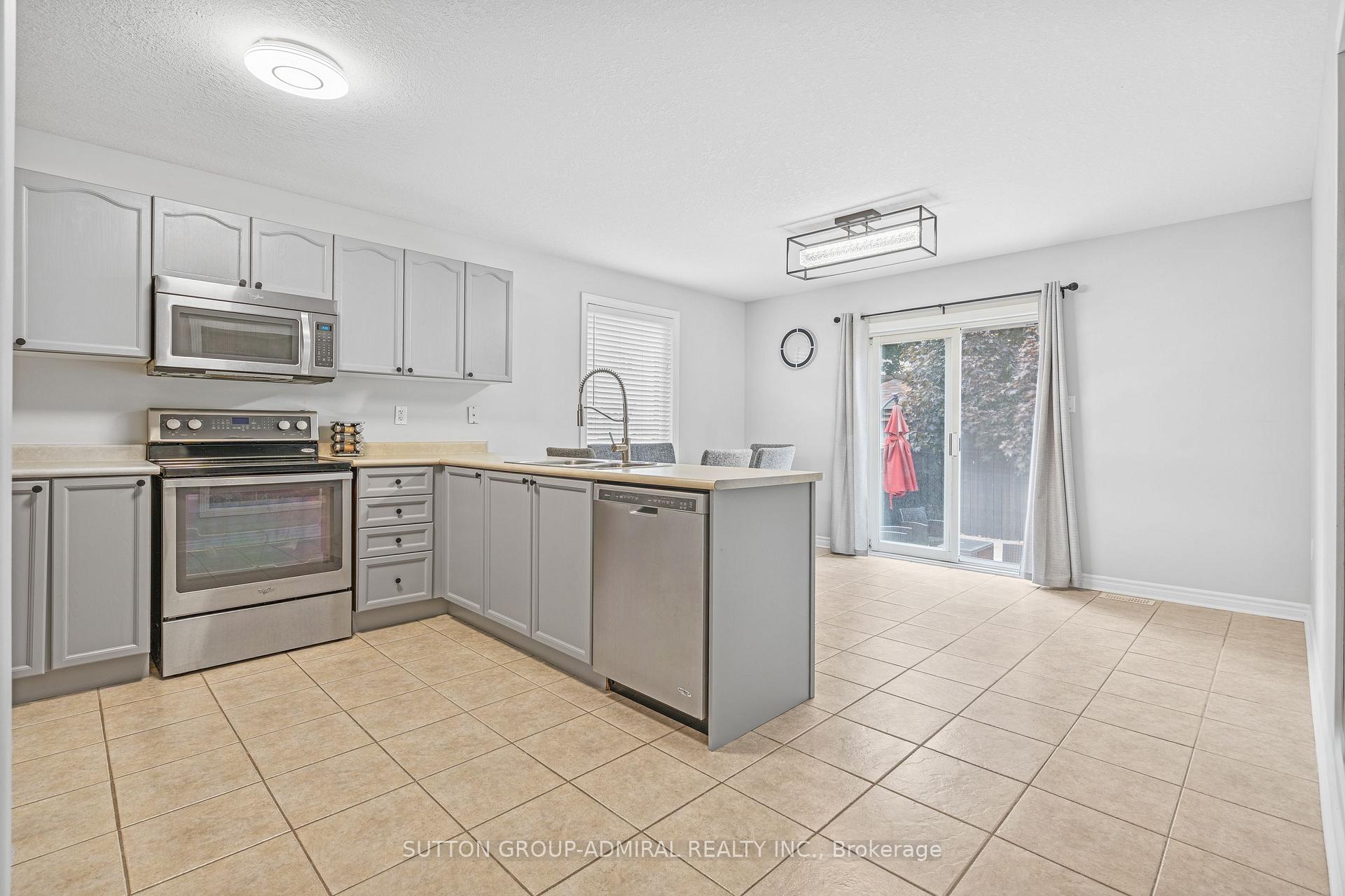 Photo 10 of 16 Empire Drive, Barrie, Innis-Shore — HOMEH