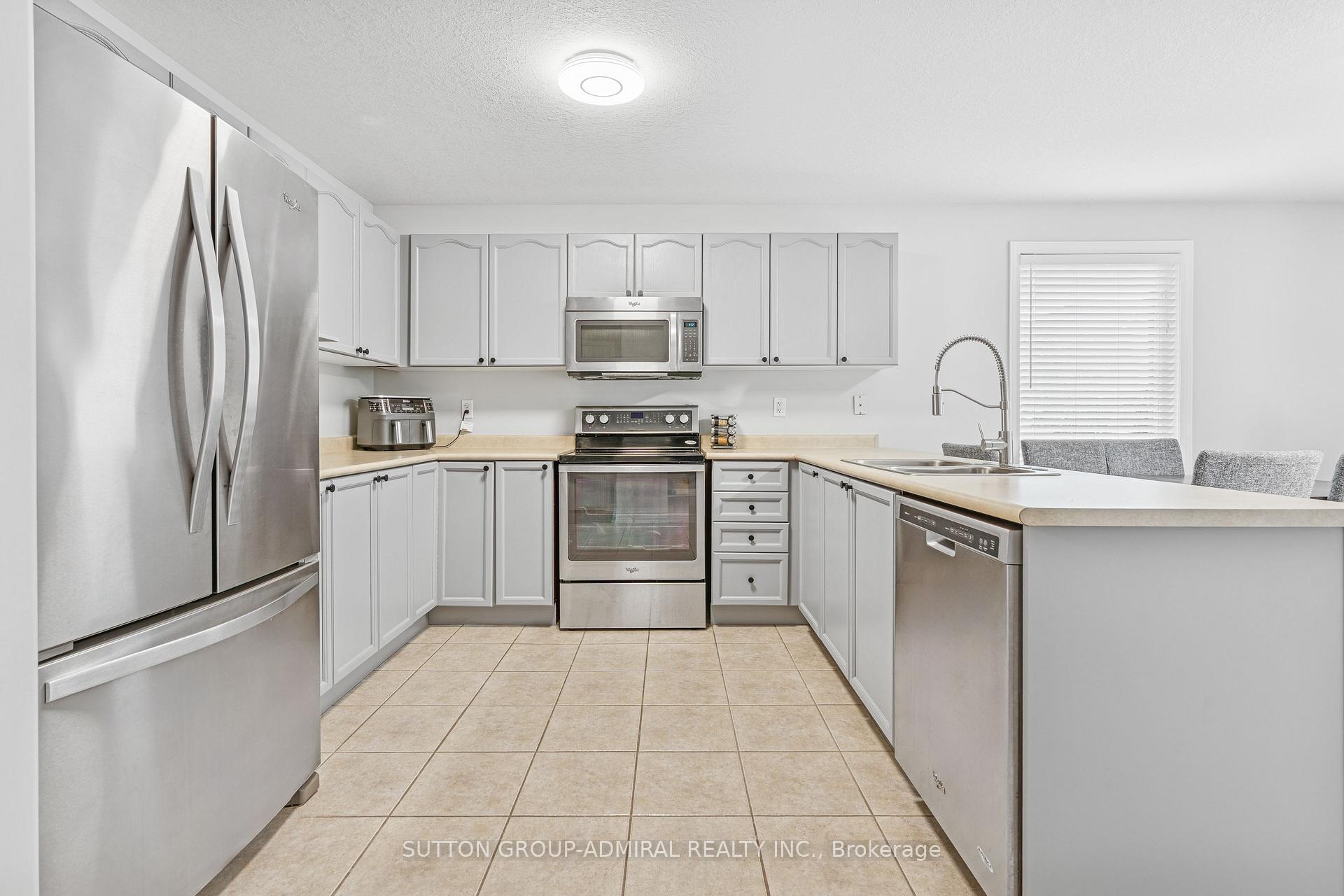 Photo 11 of 16 Empire Drive, Barrie, Innis-Shore — HOMEH