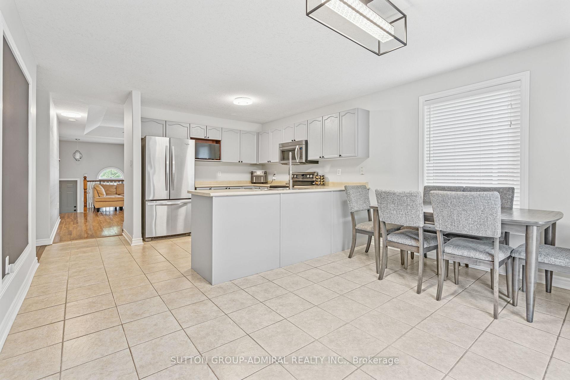 Photo 12 of 16 Empire Drive, Barrie, Innis-Shore — HOMEH