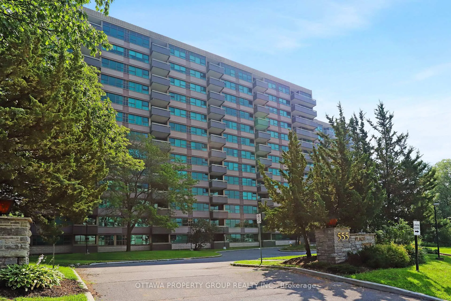 Front of Unit 913, 555 Brittany Drive