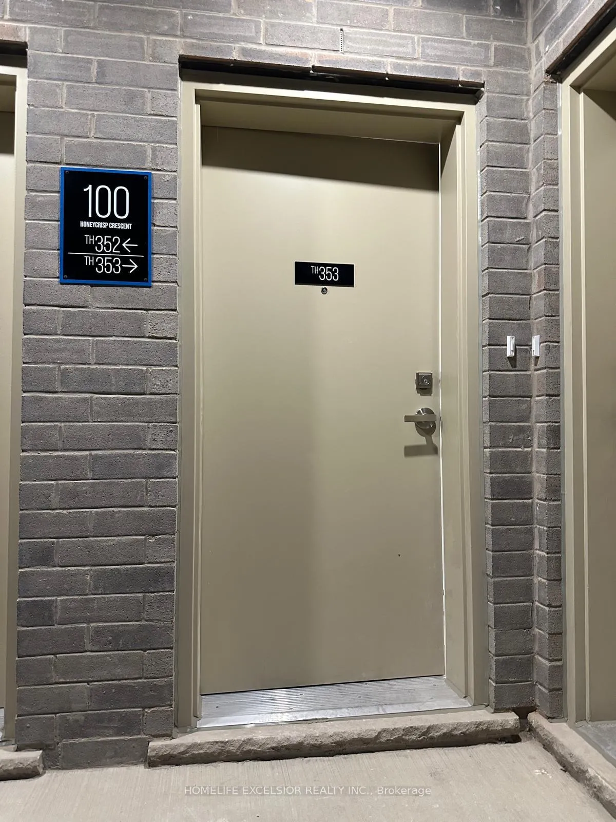 Photo 3 of Unit TH353, 100 Honeycrisp Crescent, Vaughan, Vaughan Corporate Centre — HOMEH