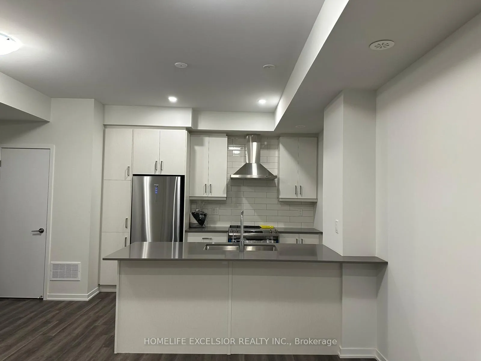 Photo 4 of Unit TH353, 100 Honeycrisp Crescent, Vaughan, Vaughan Corporate Centre — HOMEH