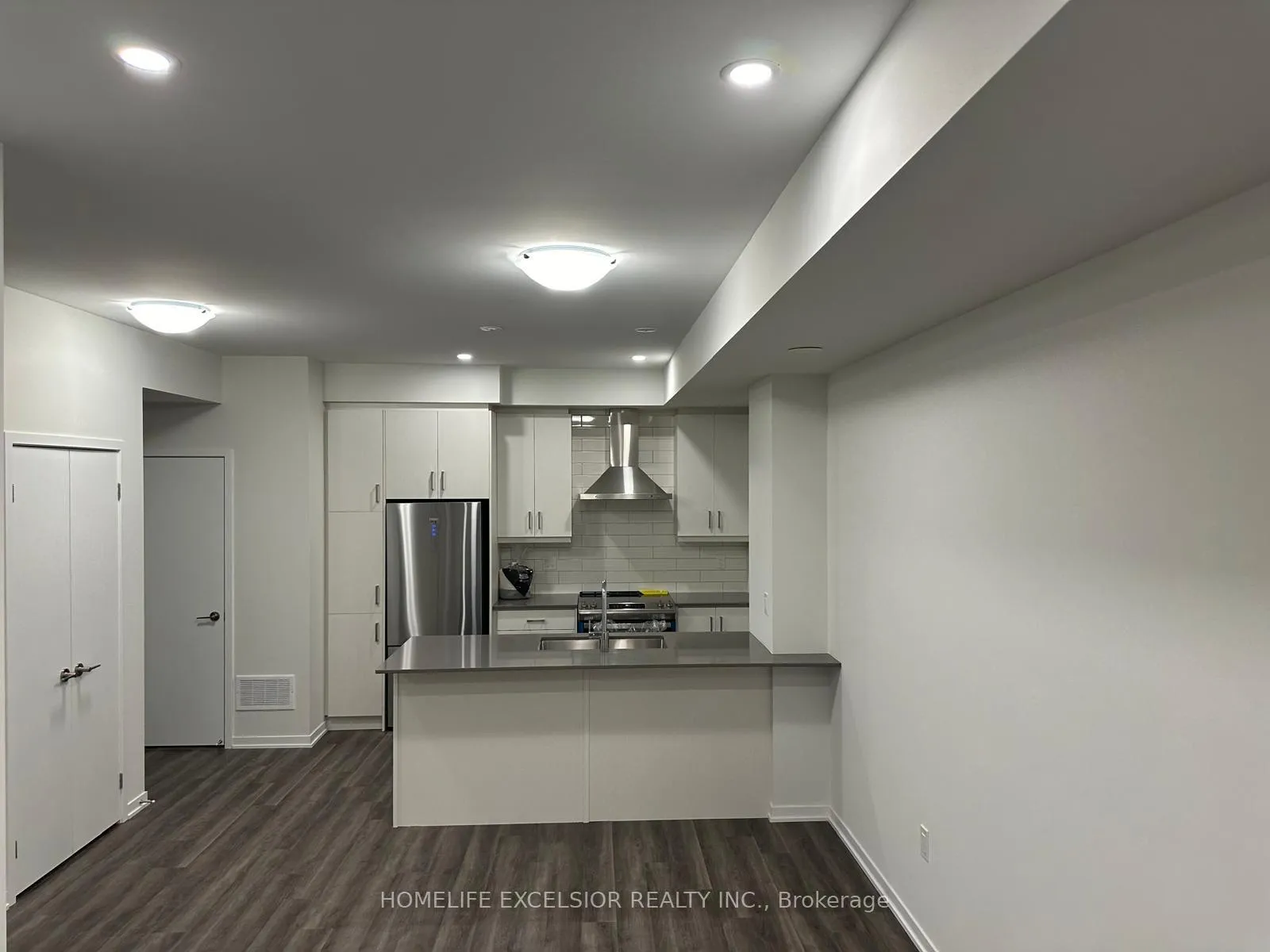 Photo 5 of Unit TH353, 100 Honeycrisp Crescent, Vaughan, Vaughan Corporate Centre — HOMEH