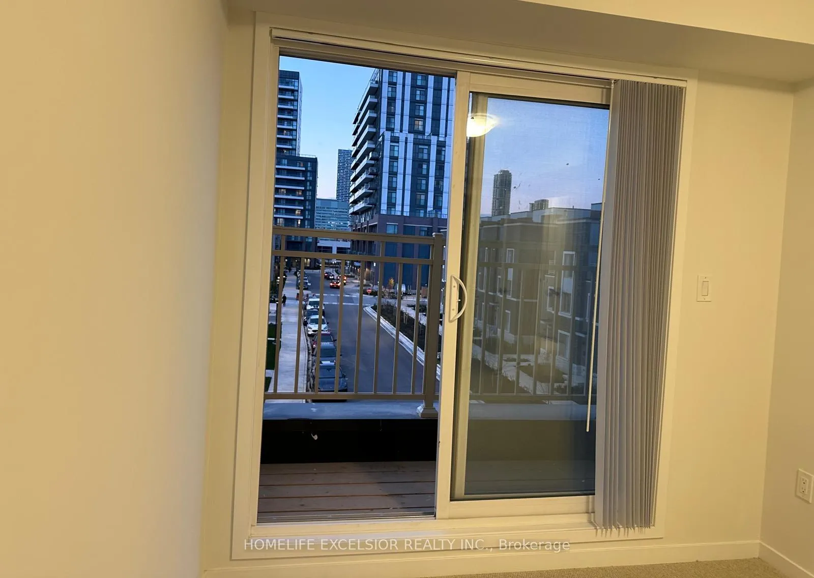 Photo 7 of Unit TH353, 100 Honeycrisp Crescent, Vaughan, Vaughan Corporate Centre — HOMEH