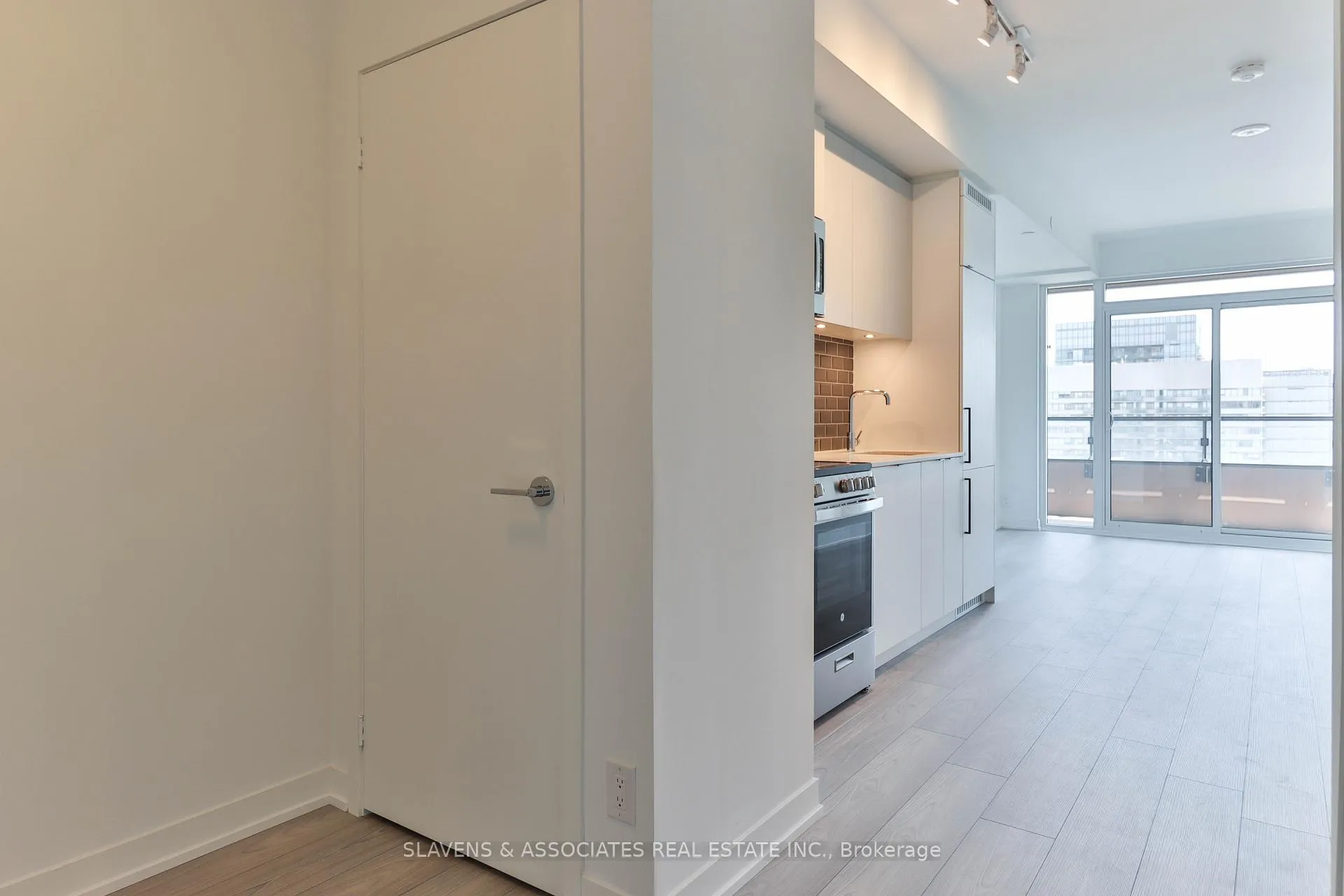Photo 2 of Unit 910, 285 Dufferin Street, Toronto, South Parkdale — HOMEH