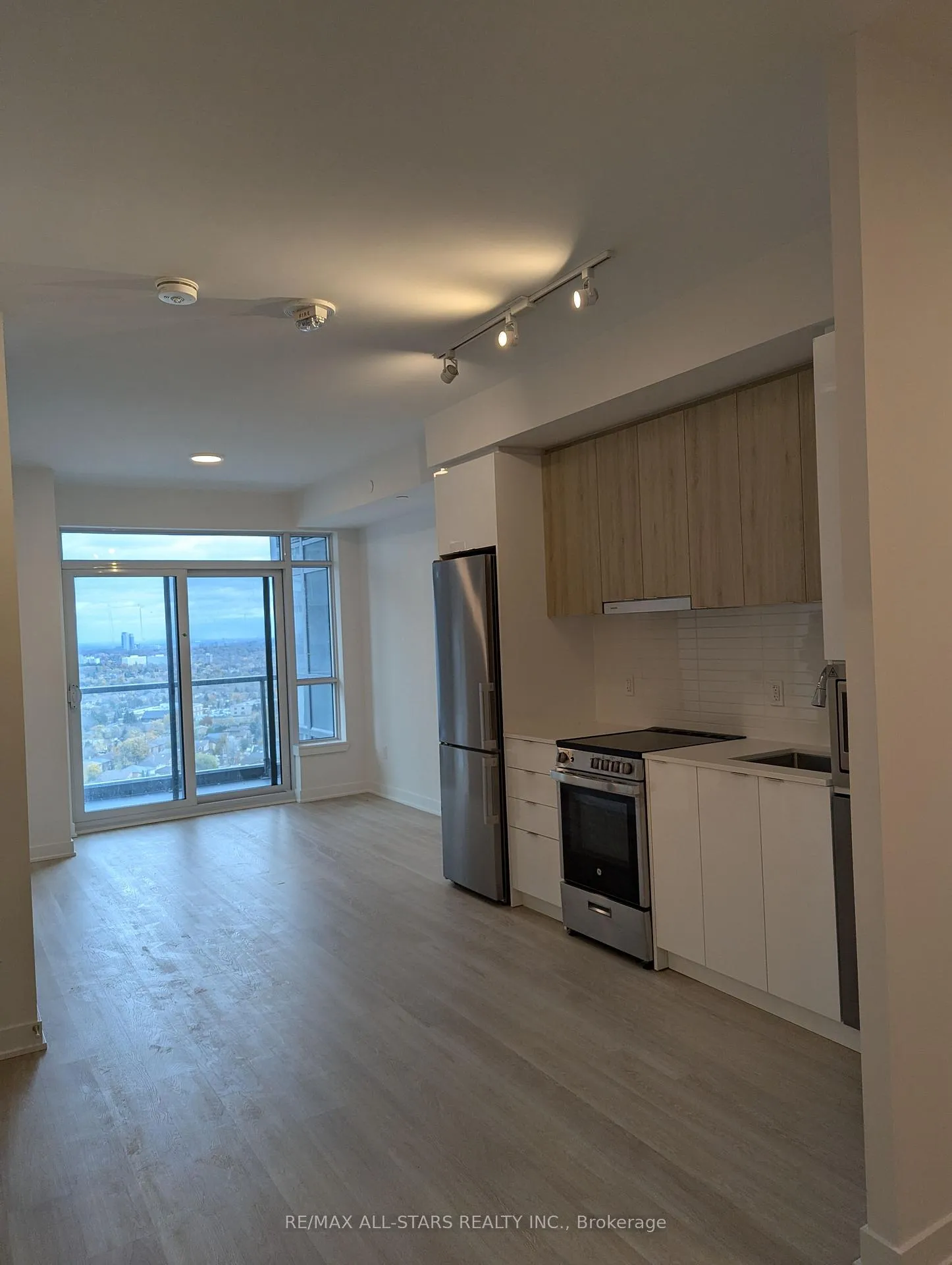 Photo 2 of Unit 2209, 30 Upper Mall Way, Vaughan, Brownridge — HOMEH