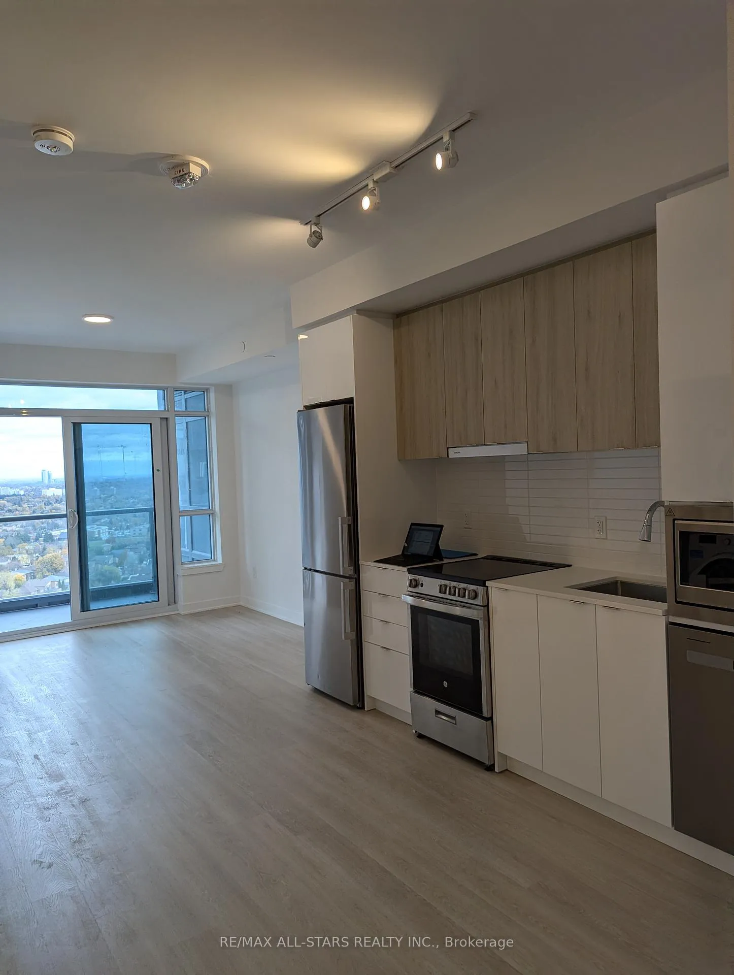 Photo 3 of Unit 2209, 30 Upper Mall Way, Vaughan, Brownridge — HOMEH