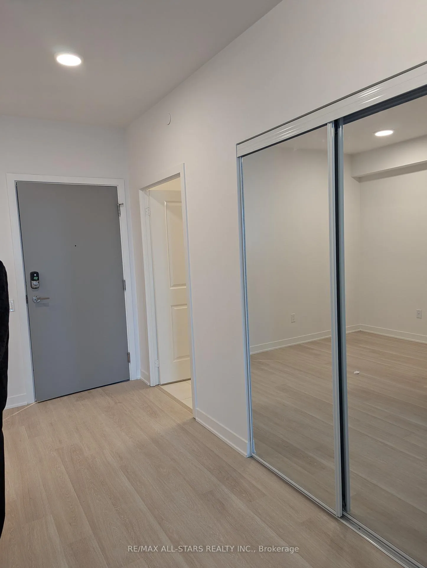 Photo 5 of Unit 2209, 30 Upper Mall Way, Vaughan, Brownridge — HOMEH