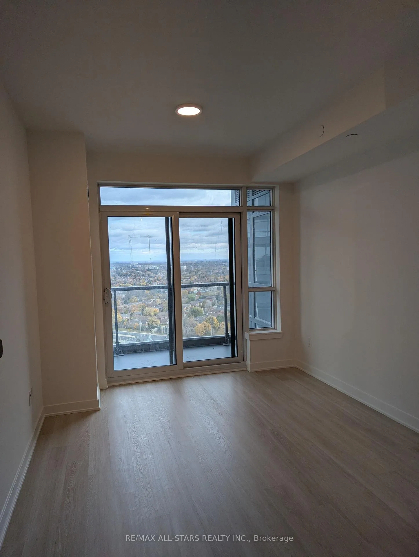 Photo 6 of Unit 2209, 30 Upper Mall Way, Vaughan, Brownridge — HOMEH