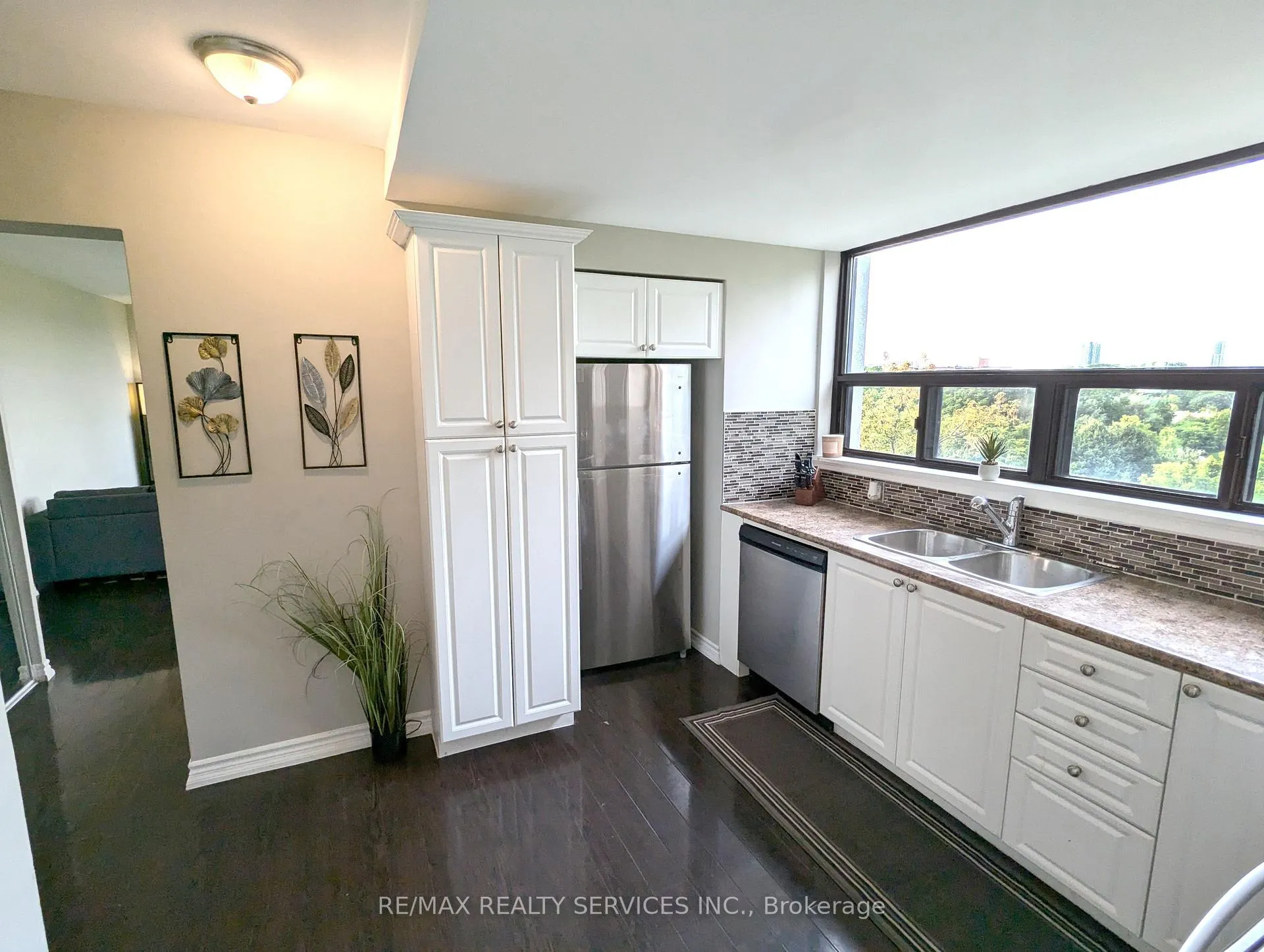 Photo 5 of Unit 417, 188 Mill Street S, Brampton, Brampton South — HOMEH