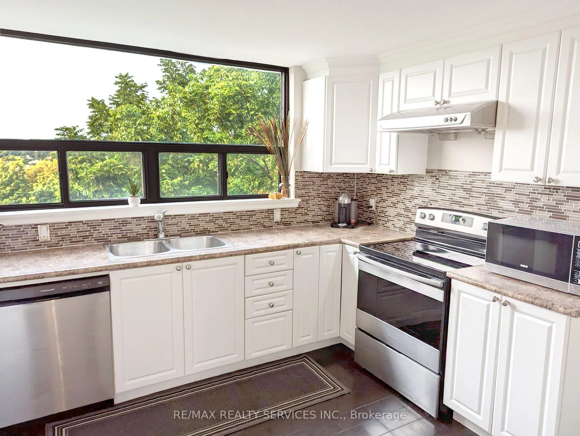Photo 6 of Unit 417, 188 Mill Street S, Brampton, Brampton South — HOMEH