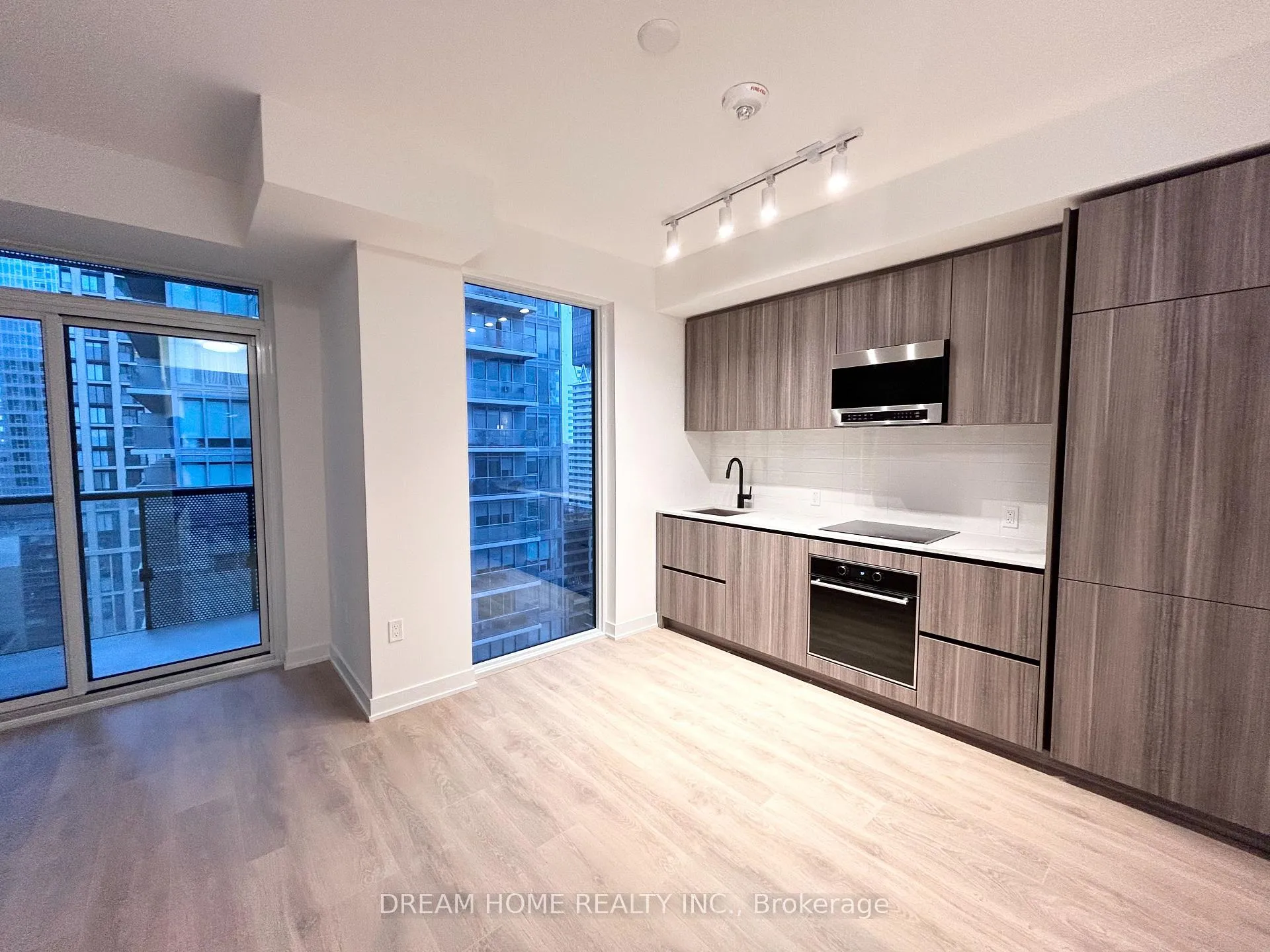 Photo 1 of Unit 1603, 117 Broadway Avenue, Toronto, Mount Pleasant West — HOMEH
