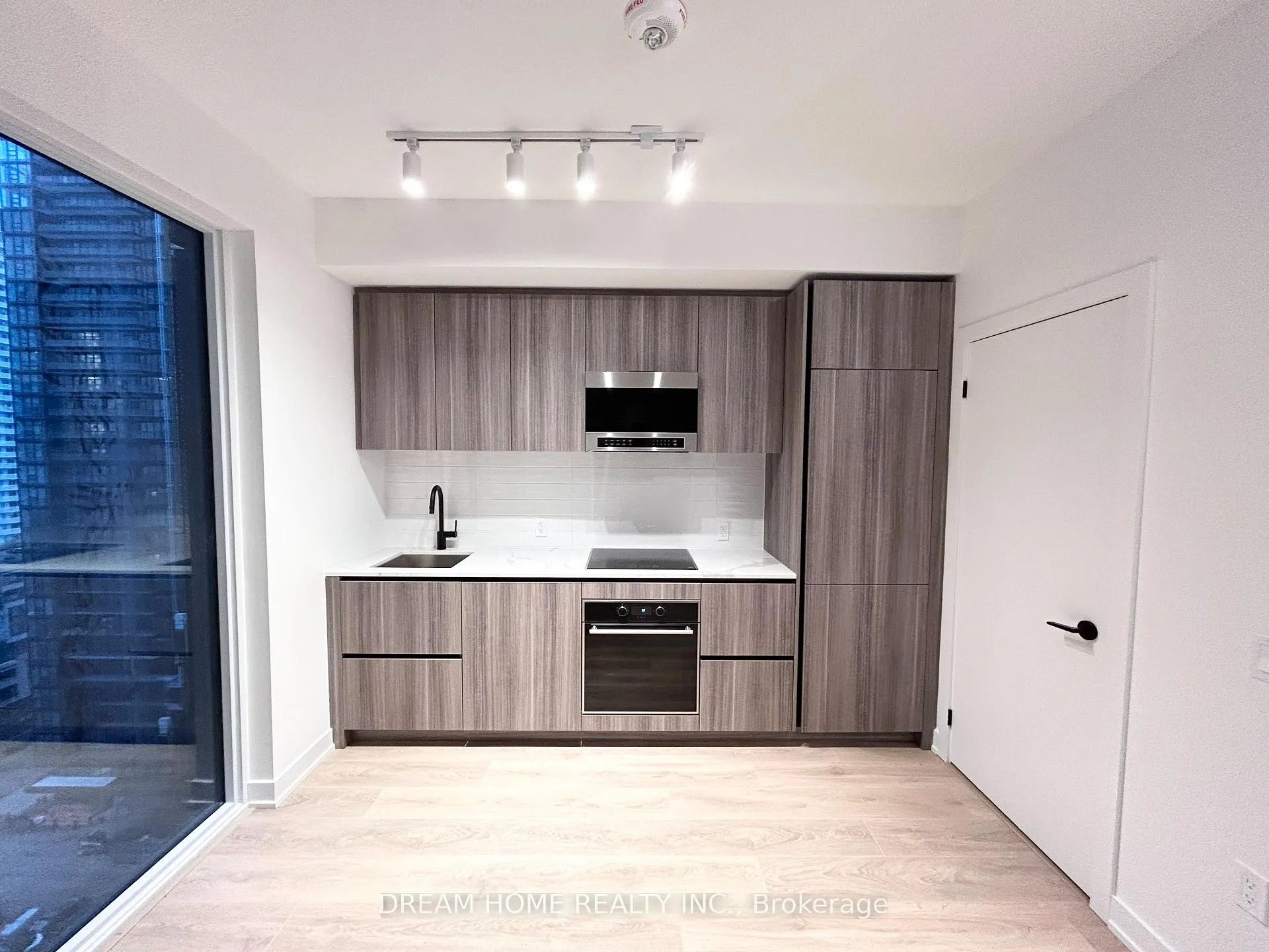 Photo 2 of Unit 1603, 117 Broadway Avenue, Toronto, Mount Pleasant West — HOMEH