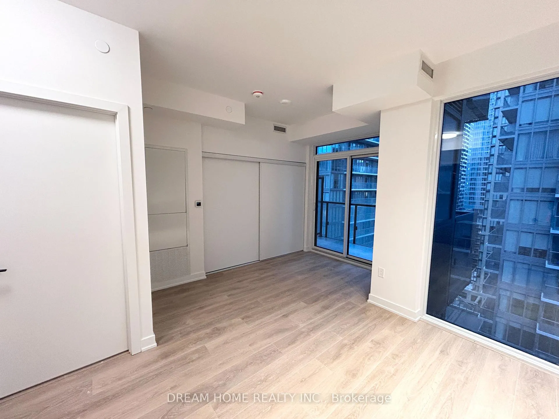 Photo 3 of Unit 1603, 117 Broadway Avenue, Toronto, Mount Pleasant West — HOMEH