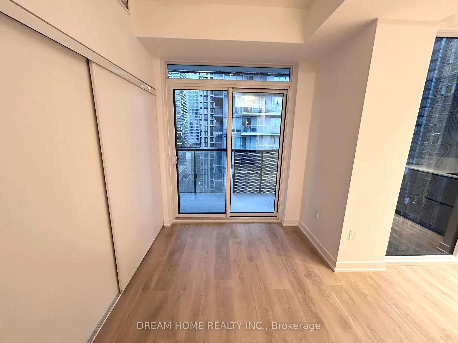 Photo 5 of Unit 1603, 117 Broadway Avenue, Toronto, Mount Pleasant West — HOMEH