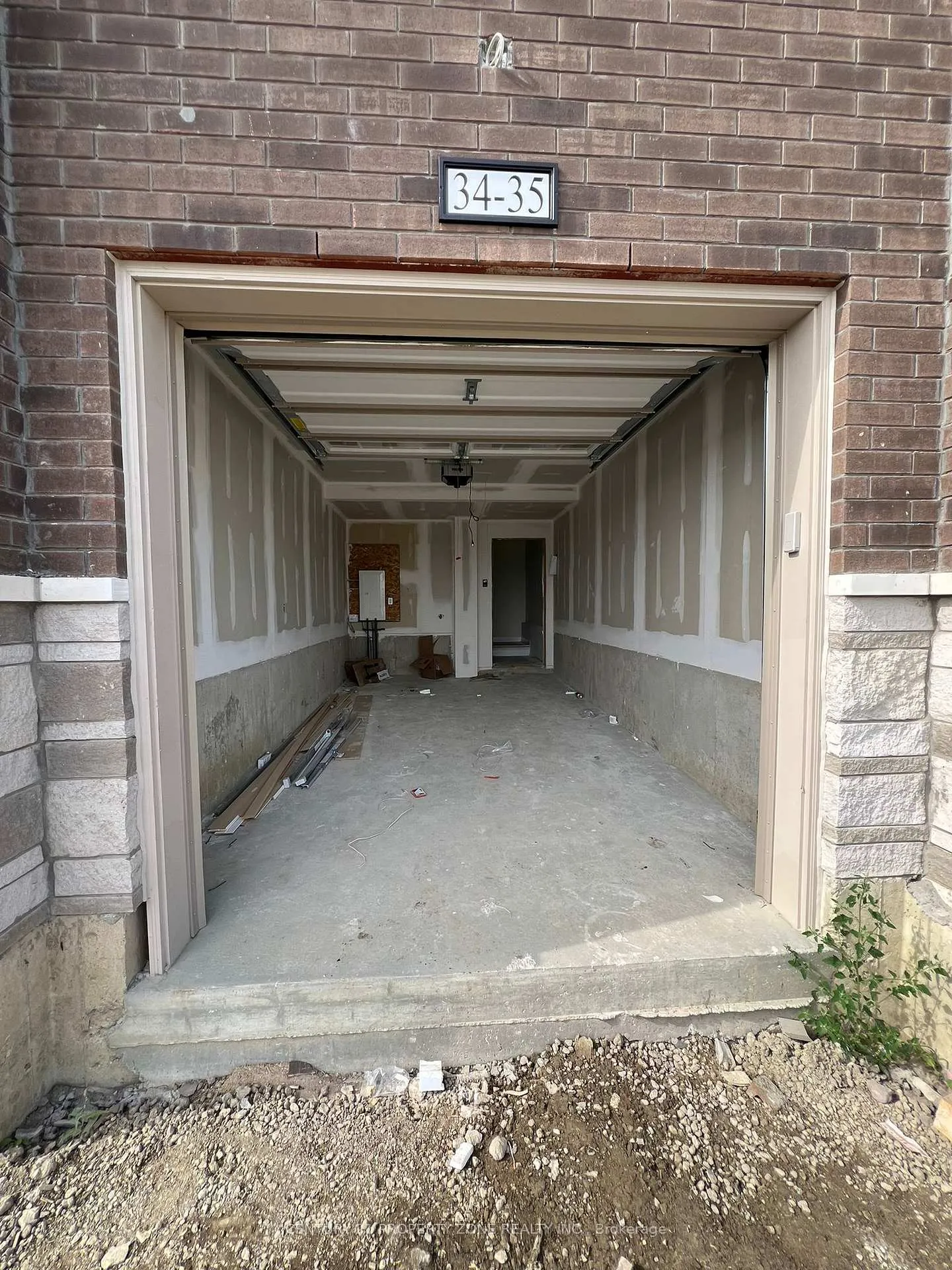 Photo 2 of Unit 34, 34 Fieldridge Crescent, Brampton, Brampton North — HOMEH