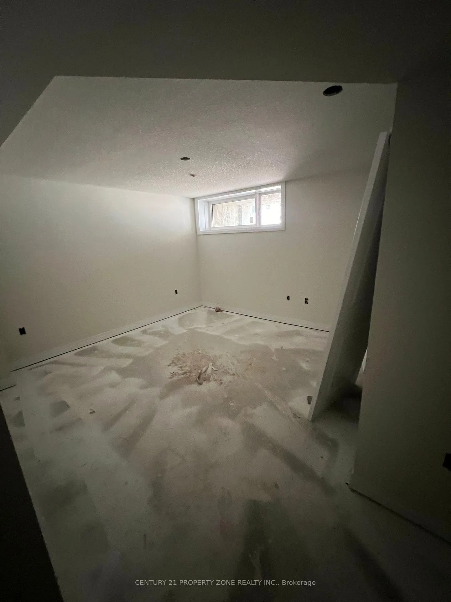 Photo 3 of Unit 34, 34 Fieldridge Crescent, Brampton, Brampton North — HOMEH