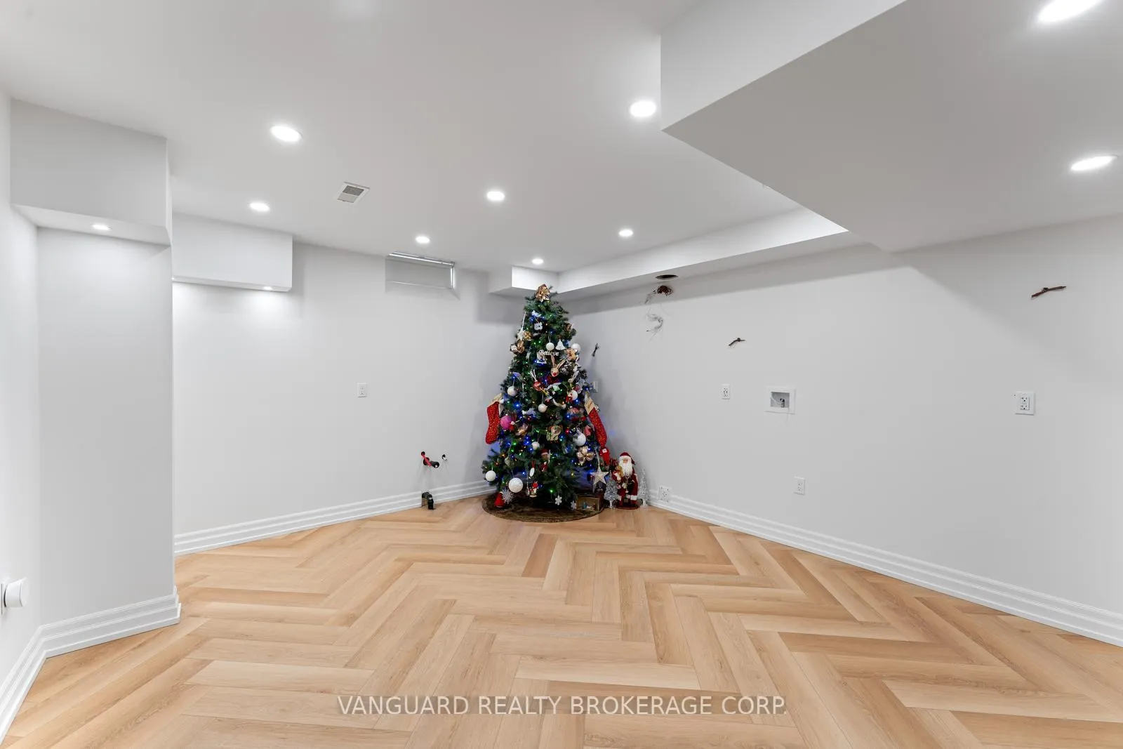 Photo 34 of 138 Barons Street, Vaughan, Kleinburg — HOMEH