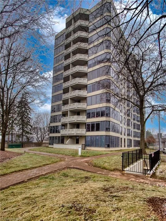 Photo 3 of Unit 103, 81 Scott Street, St. Catharines, Lakeport — HOMEH