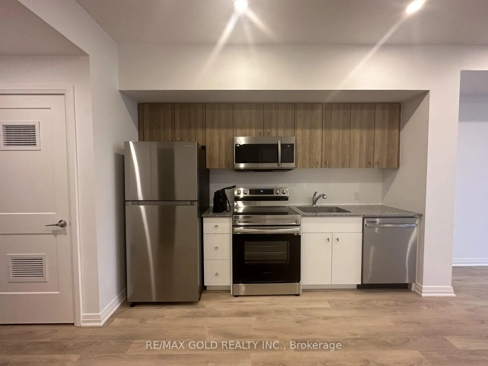 Photo 5 of Unit 511, 101 Golden Eagle Road, Waterloo, North Lakeshore — HOMEH