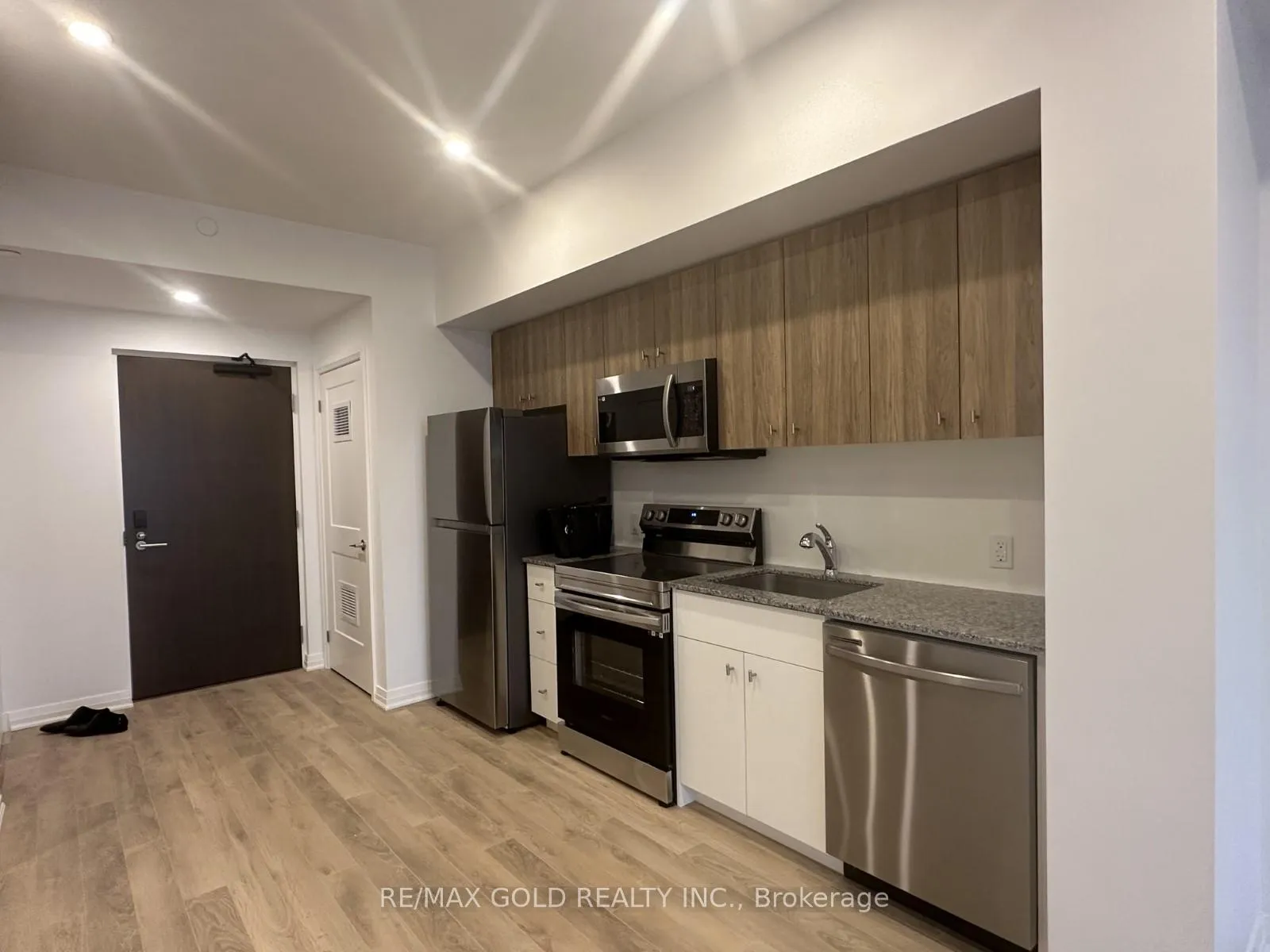 Photo 6 of Unit 511, 101 Golden Eagle Road, Waterloo, North Lakeshore — HOMEH