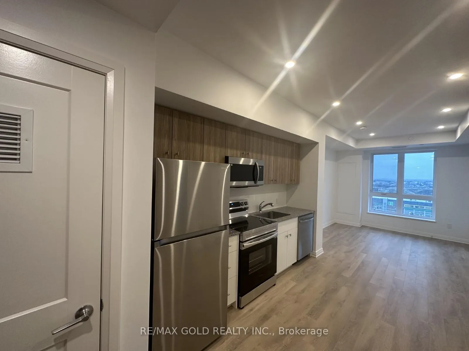 Photo 8 of Unit 511, 101 Golden Eagle Road, Waterloo, North Lakeshore — HOMEH