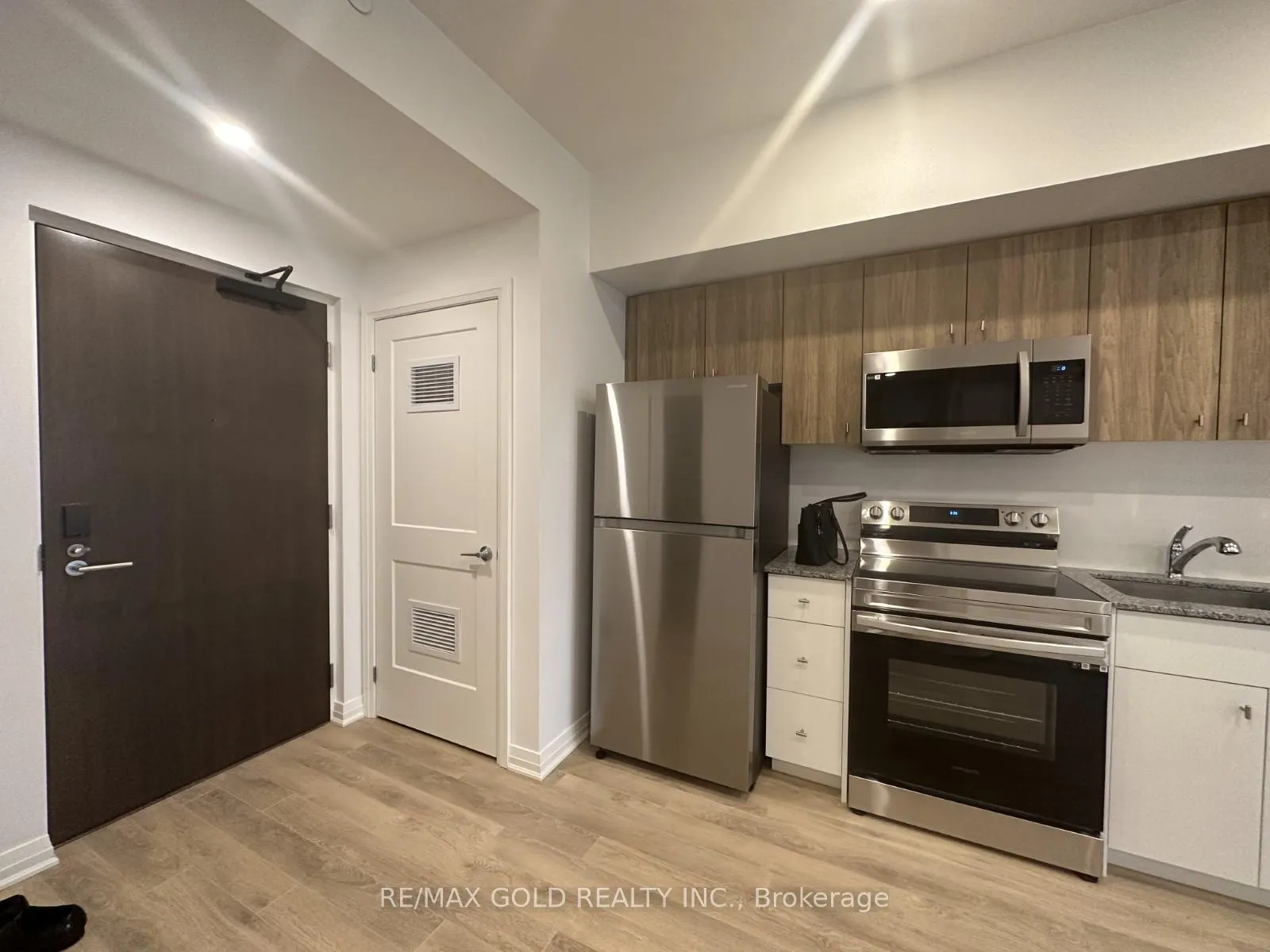 Photo 9 of Unit 511, 101 Golden Eagle Road, Waterloo, North Lakeshore — HOMEH