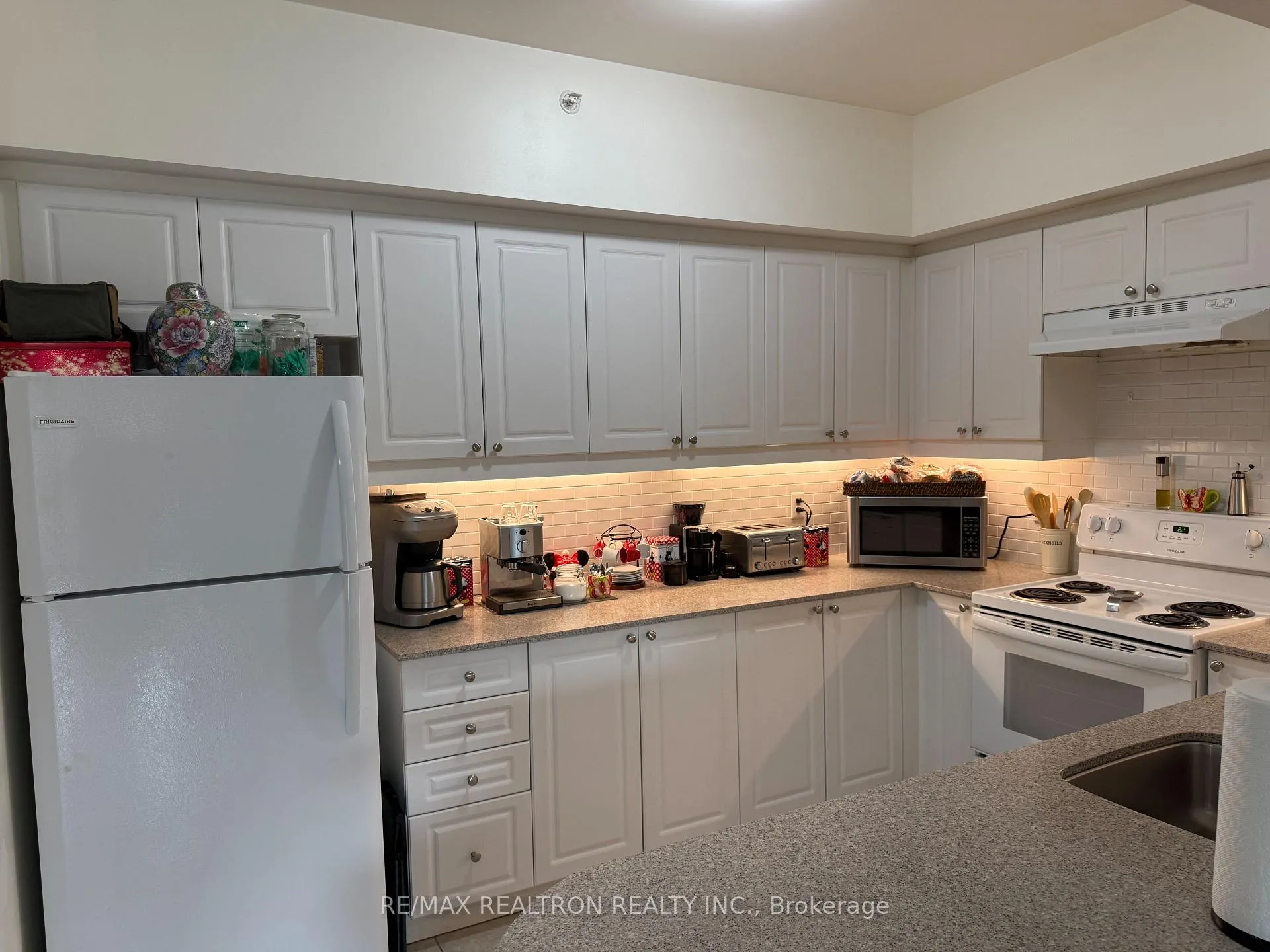 Photo 5 of Unit 512, 306 Essa Road, Barrie, 400 West — HOMEH