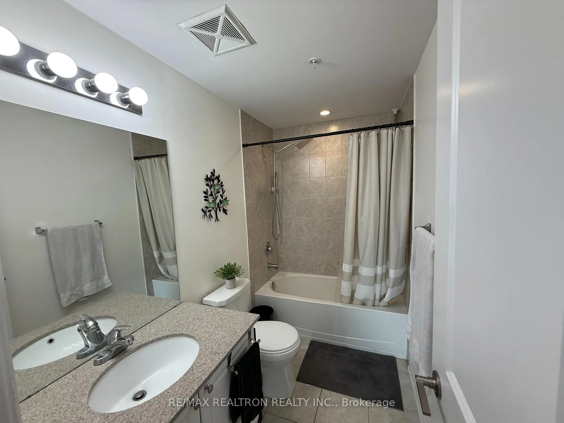 Photo 11 of Unit 512, 306 Essa Road, Barrie, 400 West — HOMEH