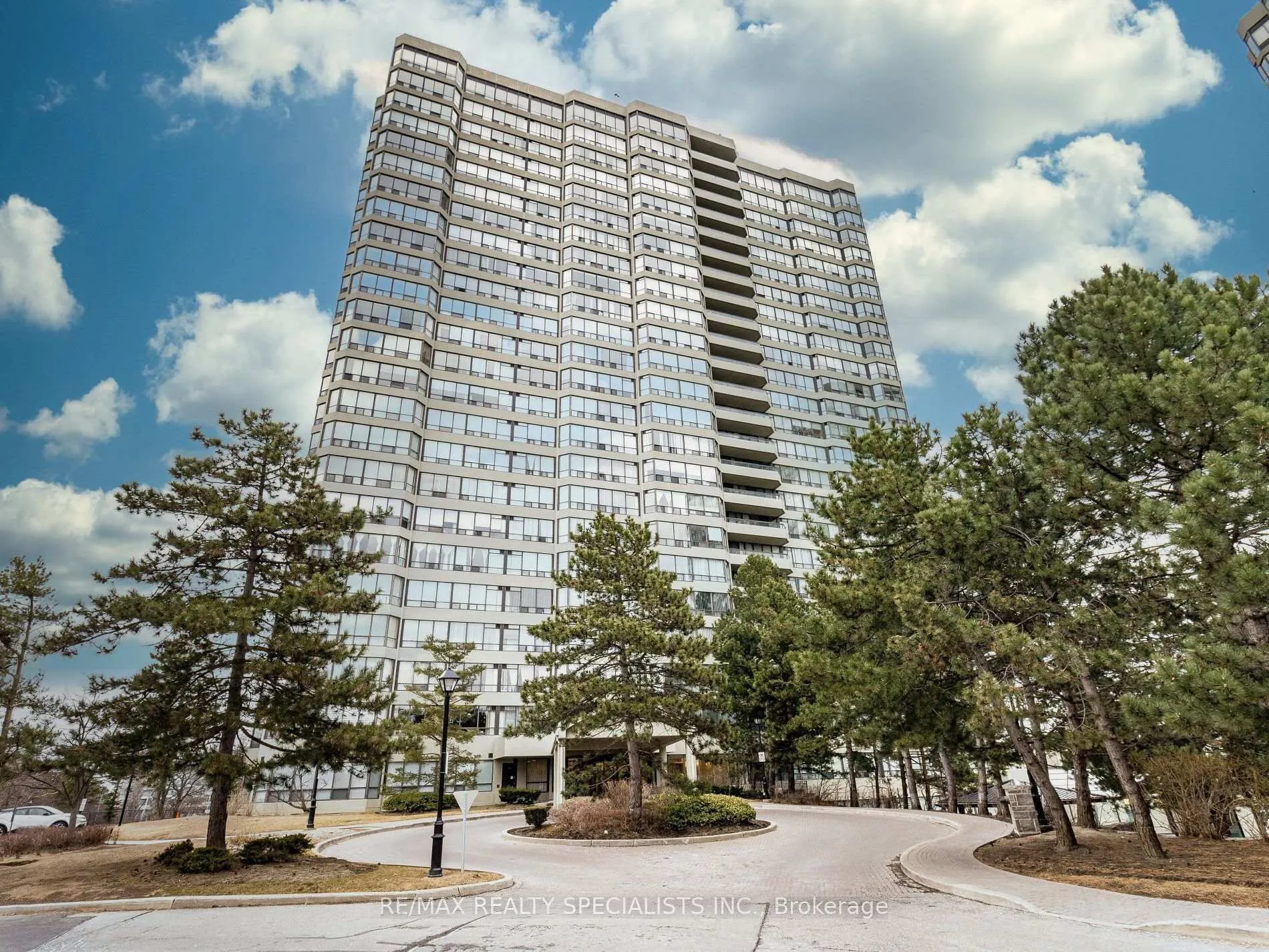 Photo 3 of Unit 210, 22 Hanover Road, Brampton, Queen Street Corridor — HOMEH